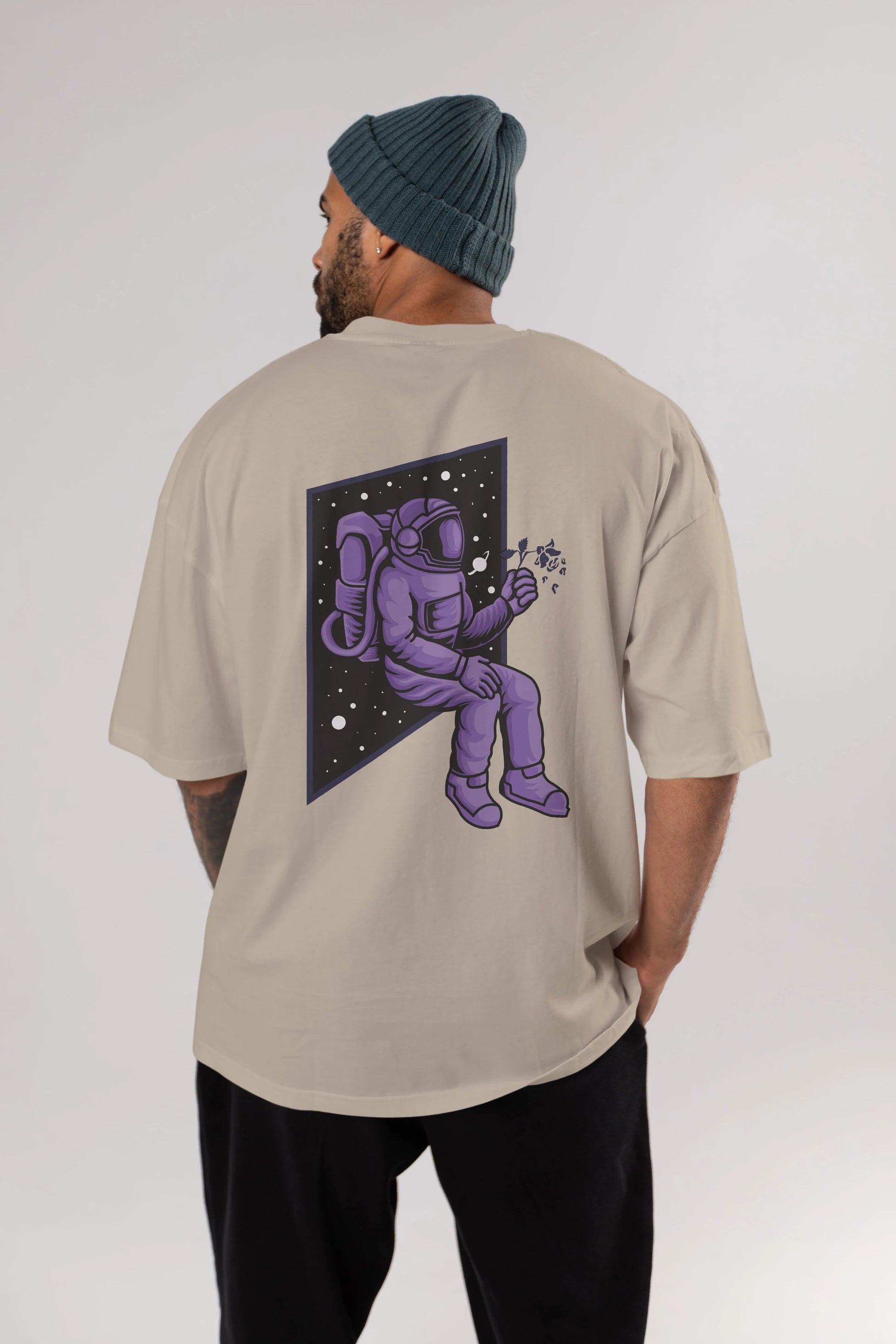 Astronaut holding black rose Arka Baskılı Oversize t-shirt Erkek Kadın Unisex