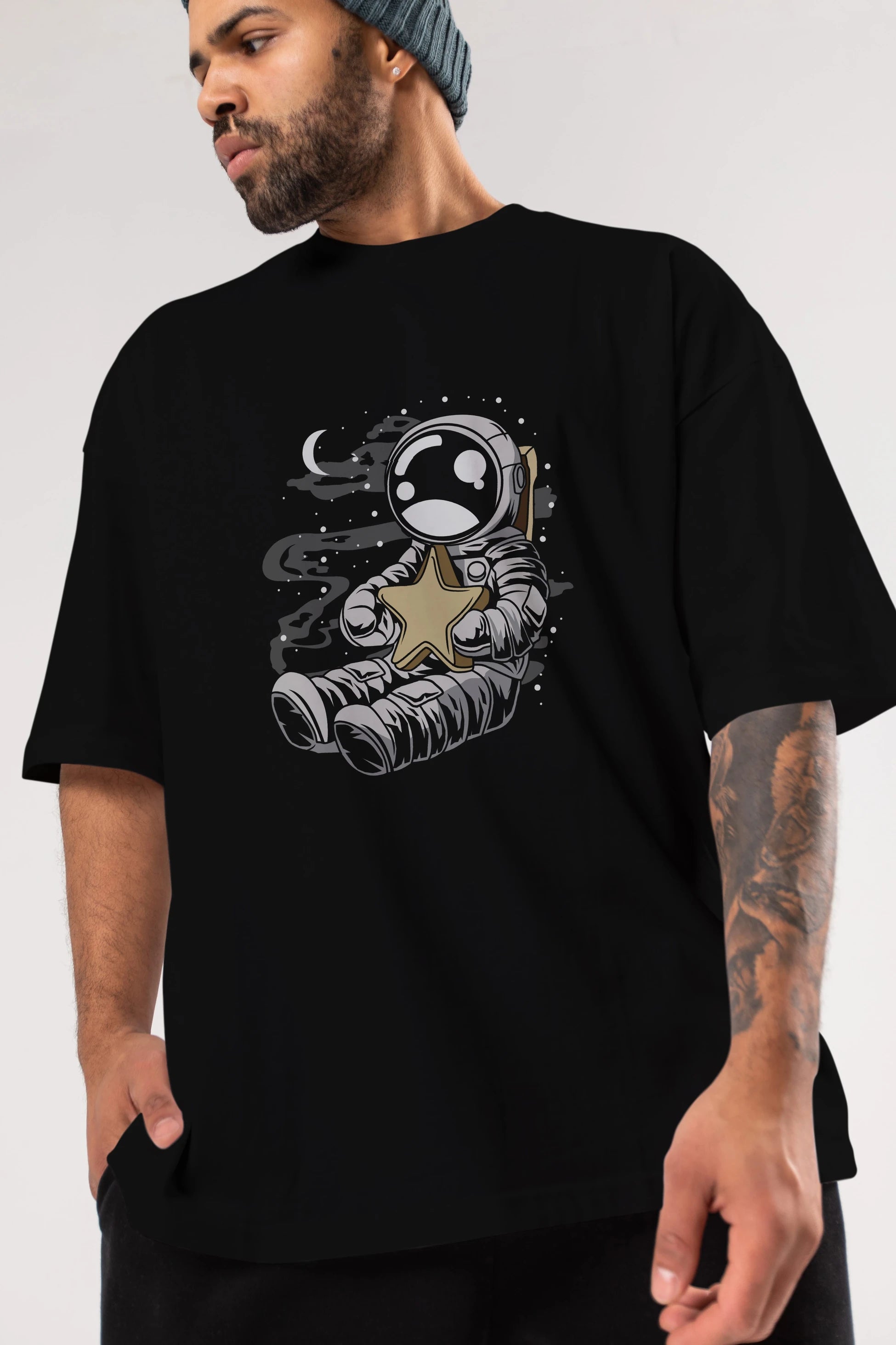 Astronaut Holding The Star Ön Baskılı Oversize t-shirt Erkek Kadın Unisex