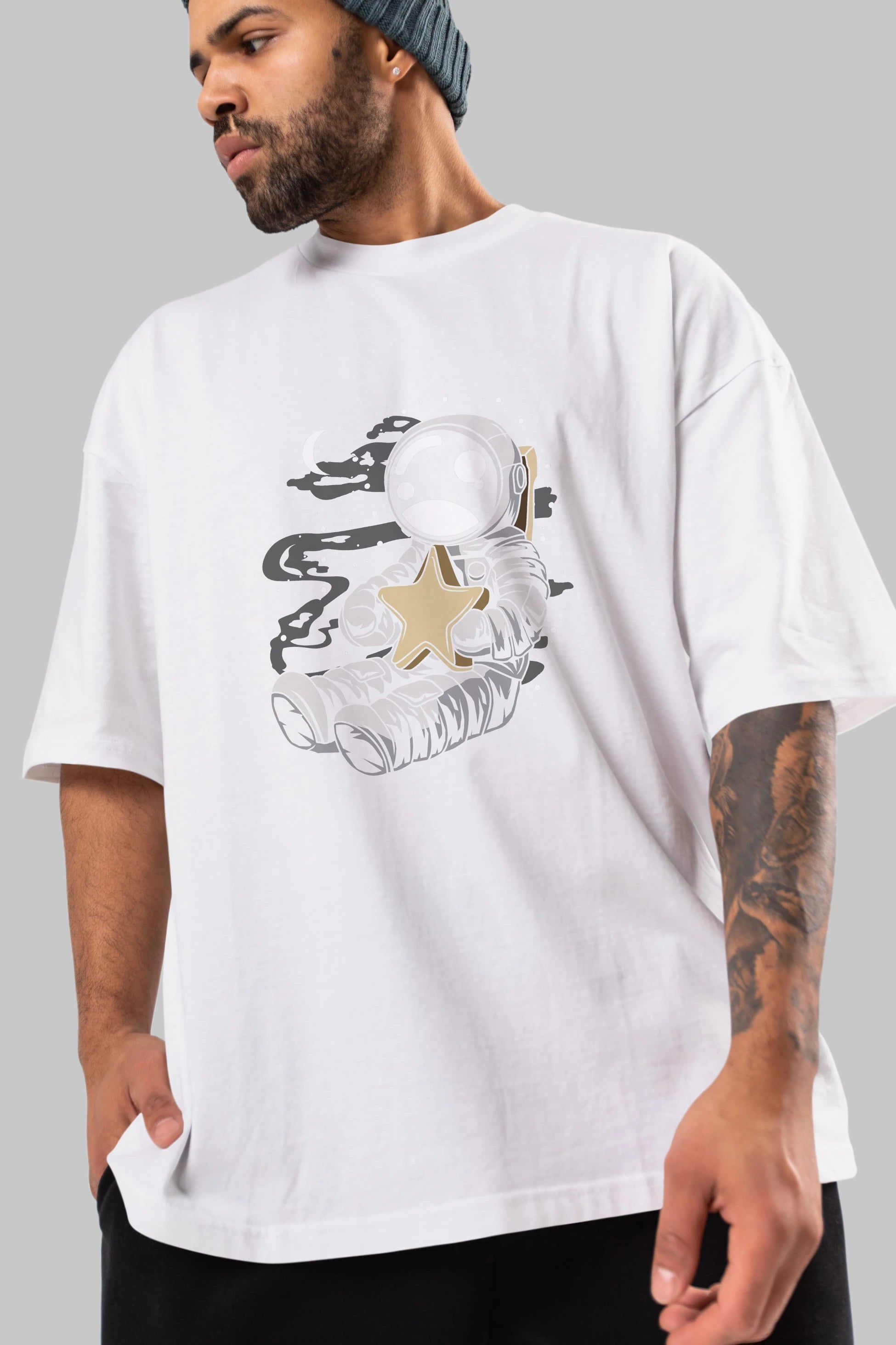 Astronaut Holding The Star Ön Baskılı Oversize t-shirt Erkek Kadın Unisex