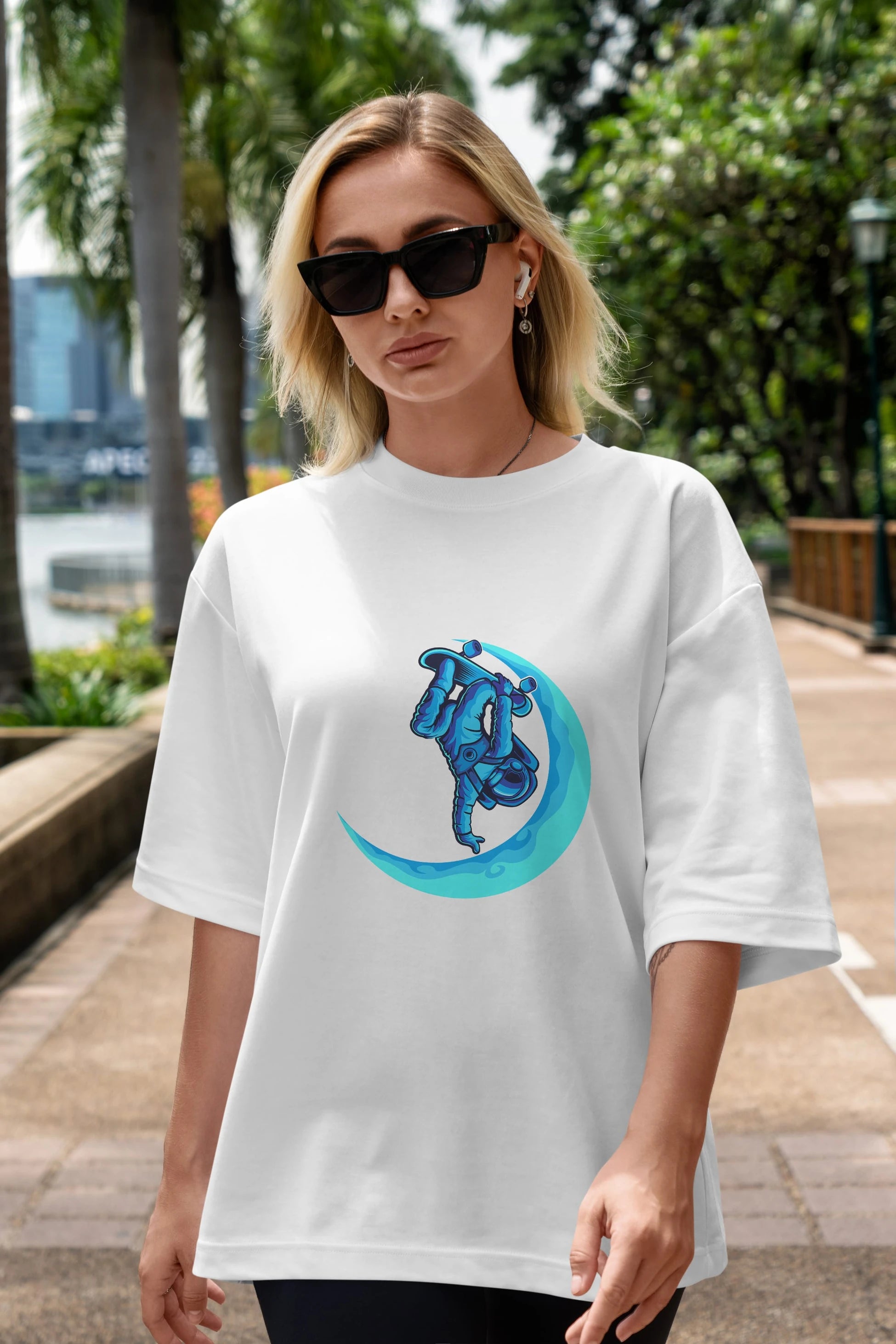 Skating on the moon sticker Ön Baskılı Oversize t-shirt Erkek Kadın Unisex