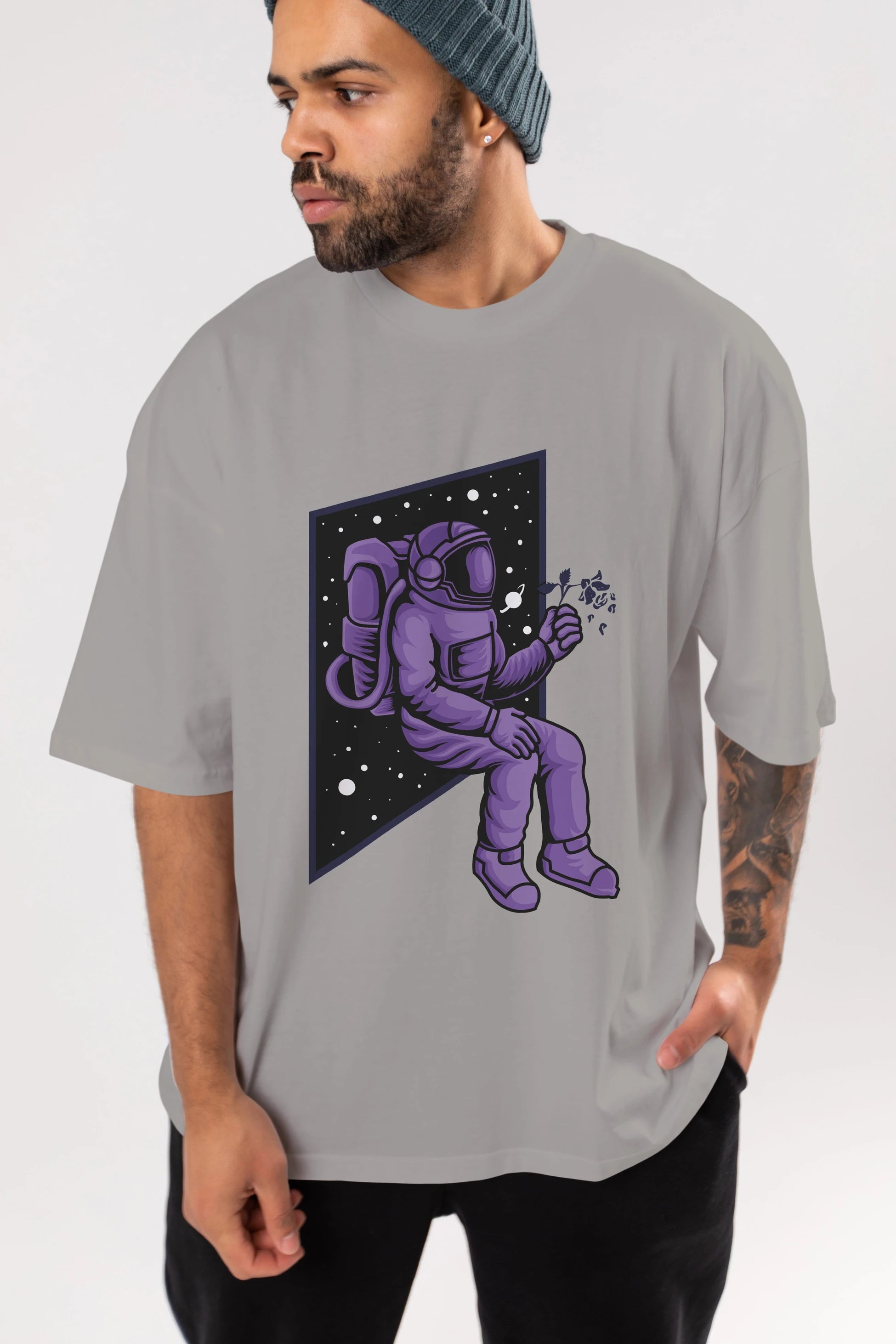 Astronaut holding black rose Ön Baskılı Oversize t-shirt Erkek Kadın Unisex
