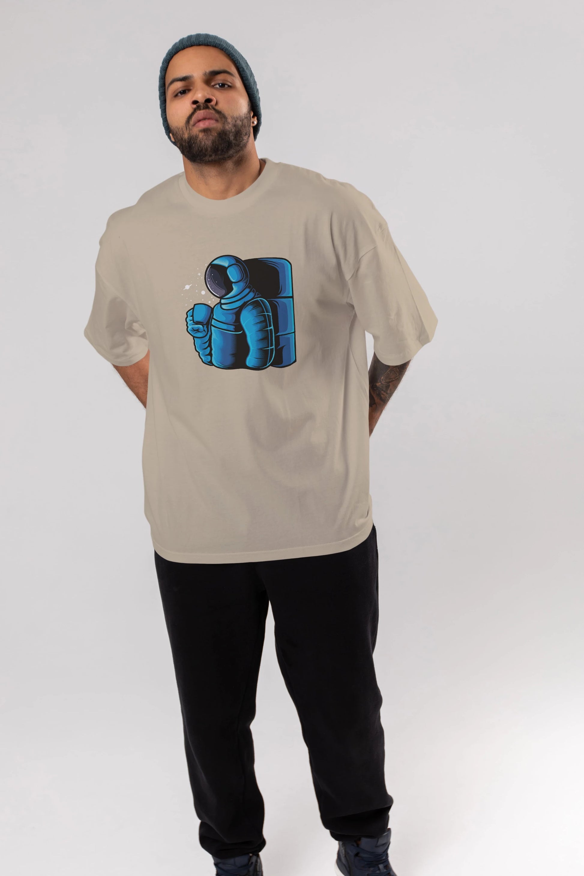 Drinking coffee in space Ön Baskılı Oversize t-shirt Erkek Kadın Unisex