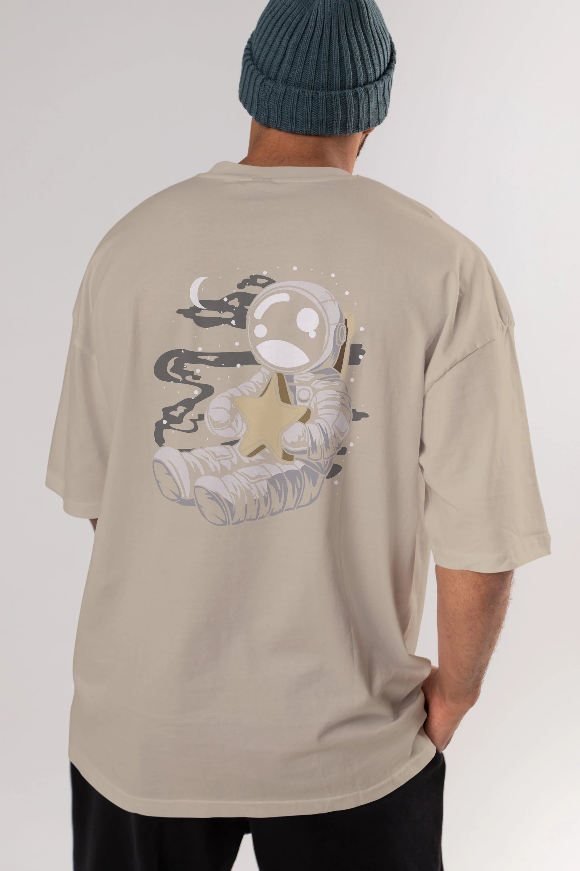 Astronaut Holding The Star Arka Baskılı Oversize t-shirt Erkek Kadın Unisex