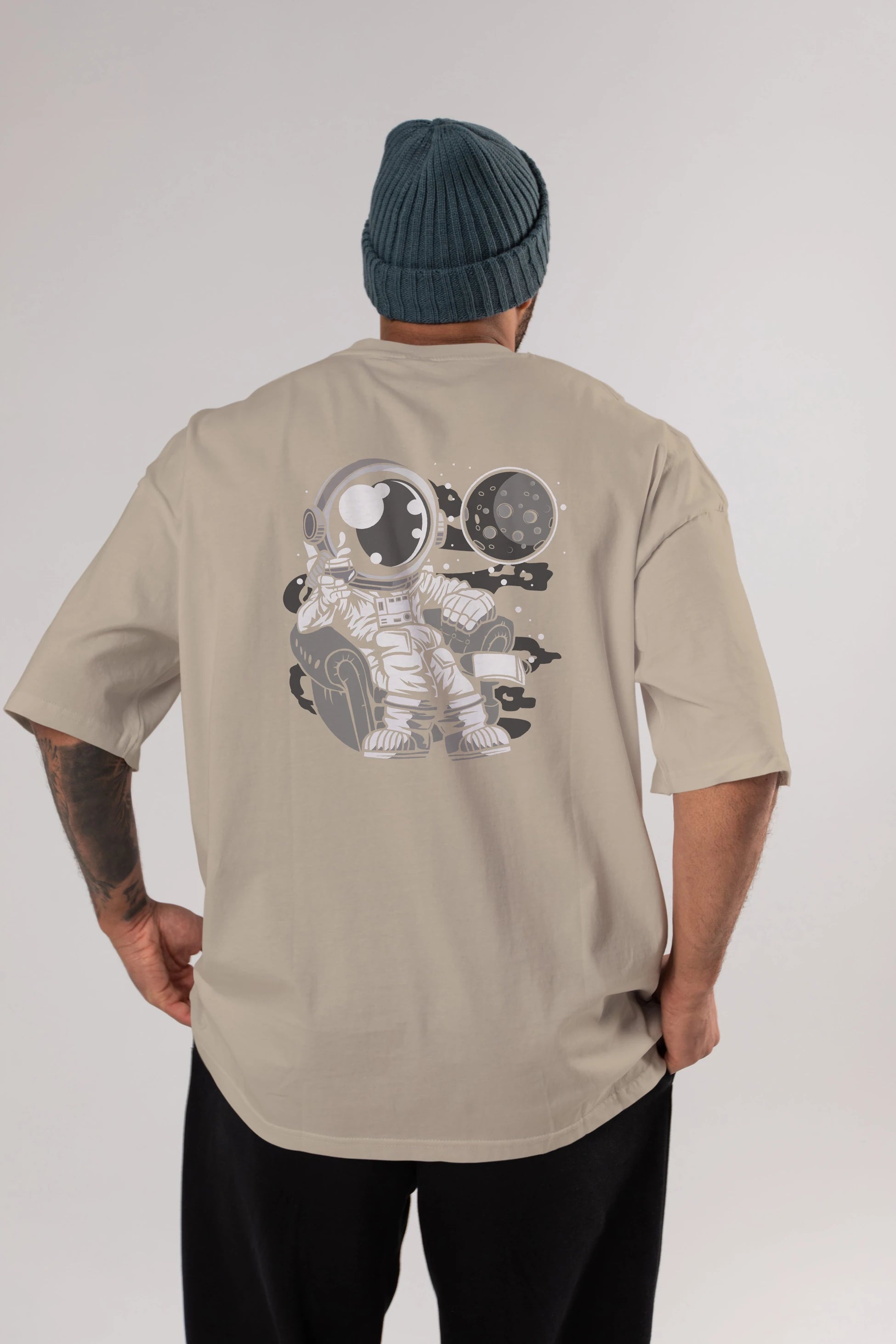 Astronaut Drinking And Relax Arka Baskılı Oversize t-shirt Erkek Kadın Unisex