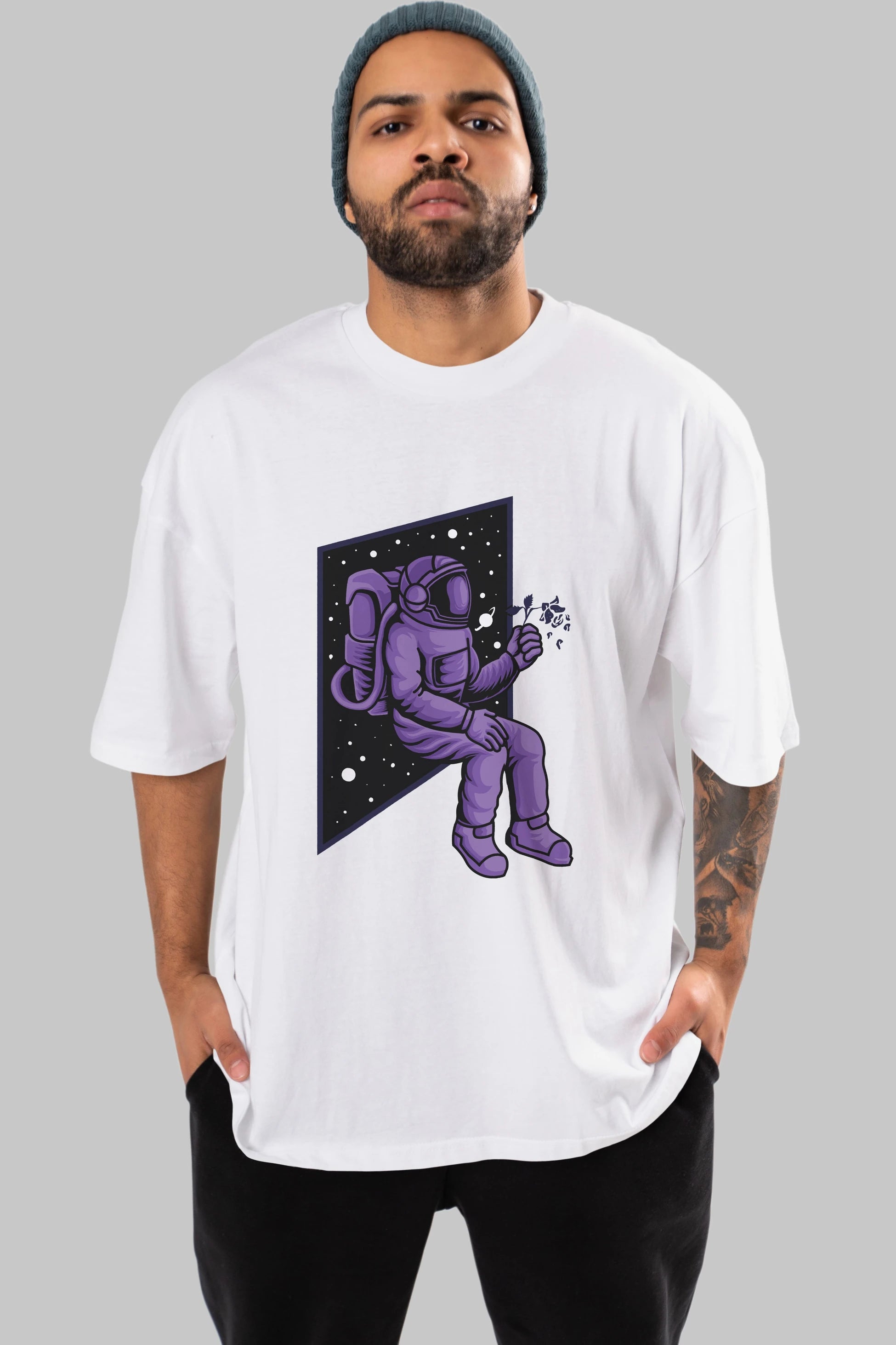 Astronaut holding black rose Ön Baskılı Oversize t-shirt Erkek Kadın Unisex