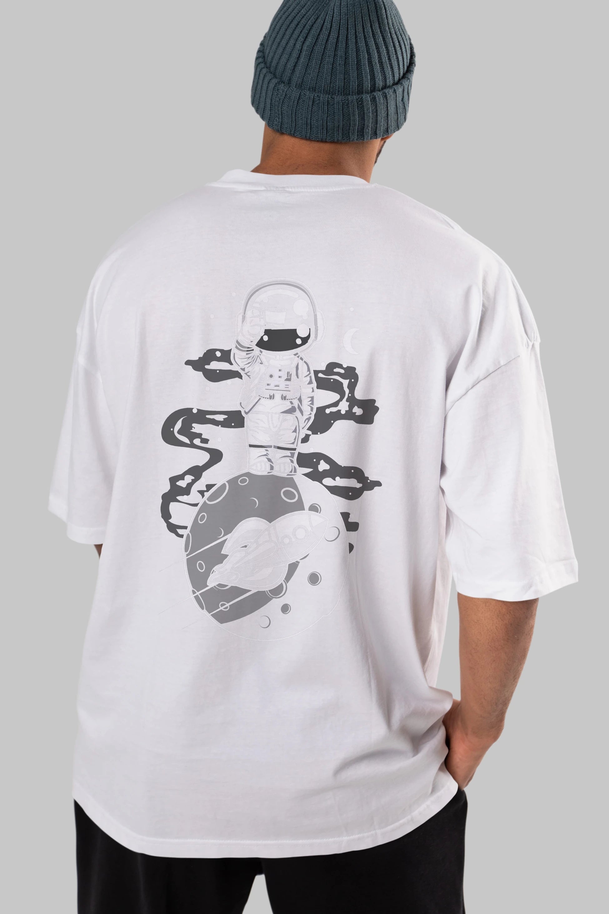Astronaut Standing On The Moon Arka Baskılı Oversize t-shirt Erkek Kadın Unisex