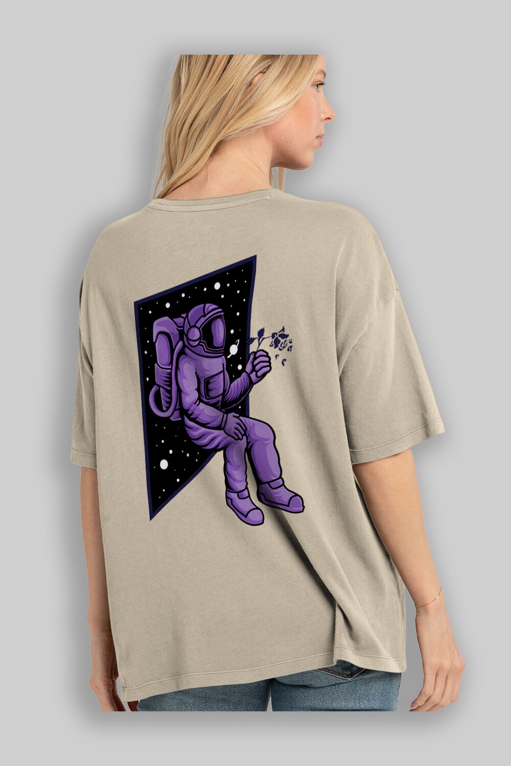 Astronaut holding black rose Arka Baskılı Oversize t-shirt Erkek Kadın Unisex