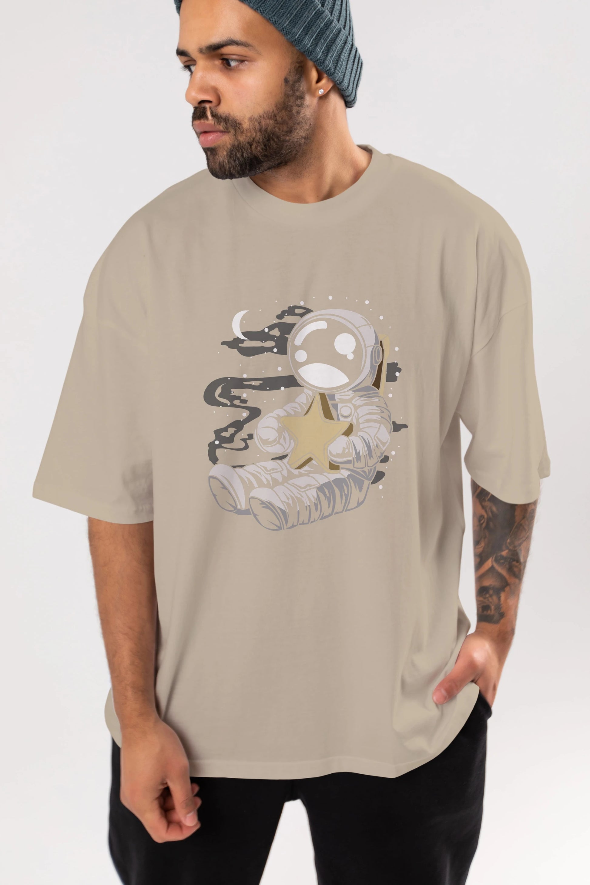 Astronaut Holding The Star Ön Baskılı Oversize t-shirt Erkek Kadın Unisex