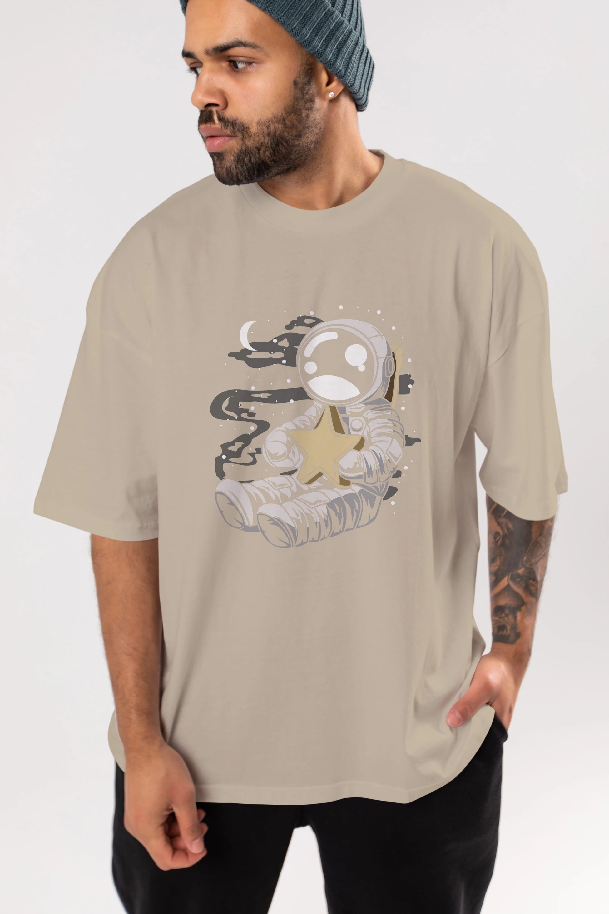 Astronaut Holding The Star Ön Baskılı Oversize t-shirt Erkek Kadın Unisex