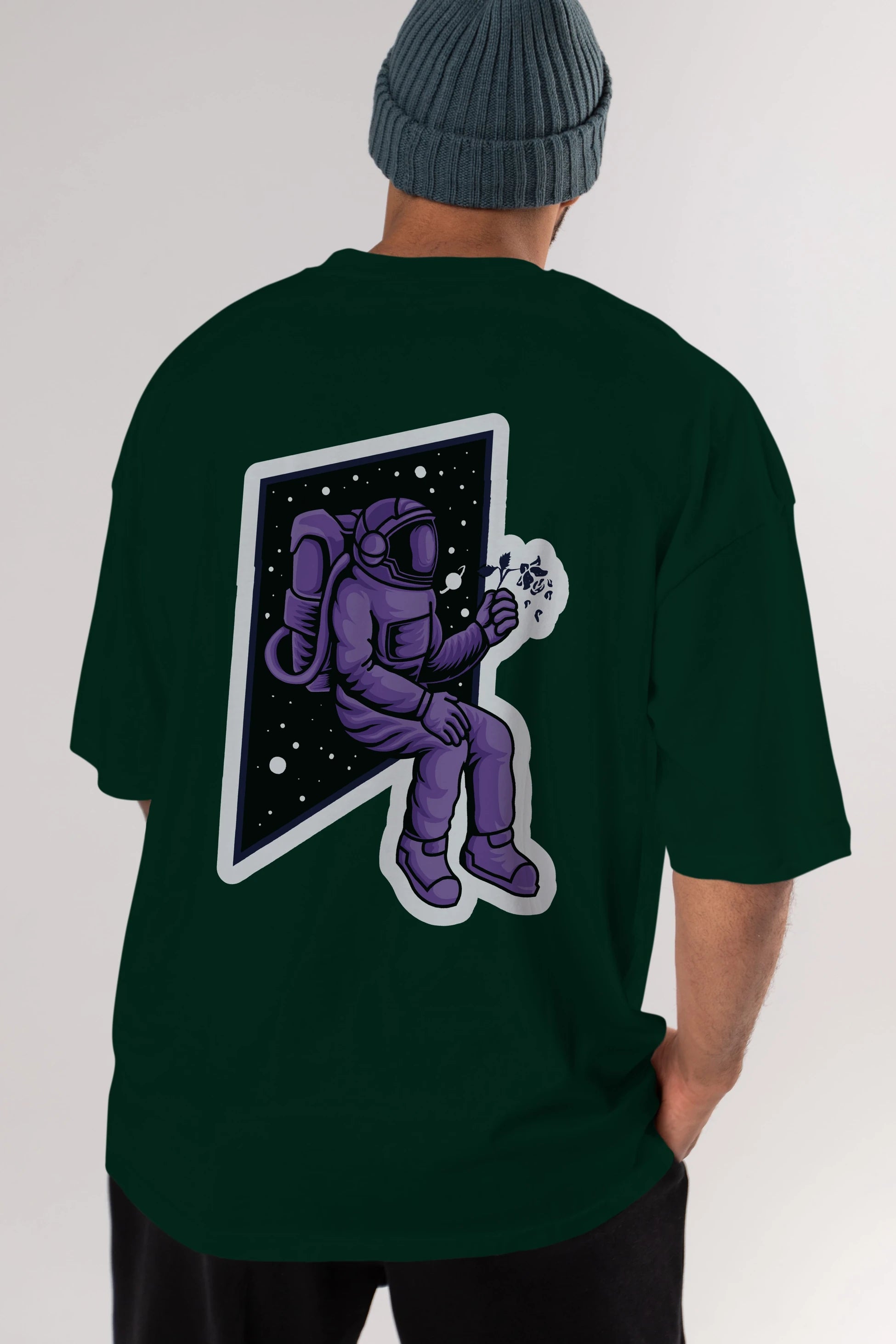 Astronaut holding black rose sticker Arka Baskılı Oversize t-shirt Erkek Kadın Unisex