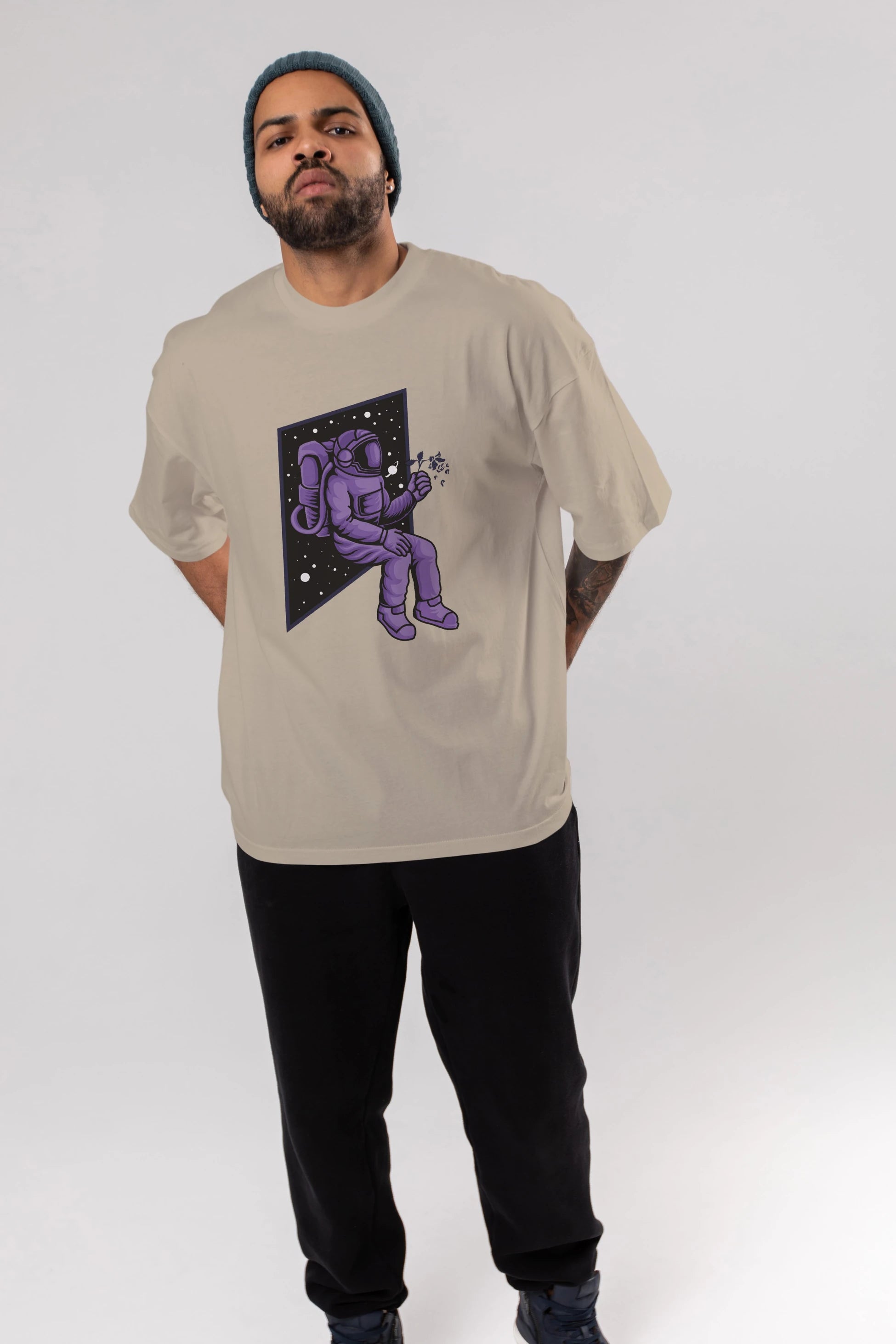 Astronaut holding black rose Ön Baskılı Oversize t-shirt Erkek Kadın Unisex