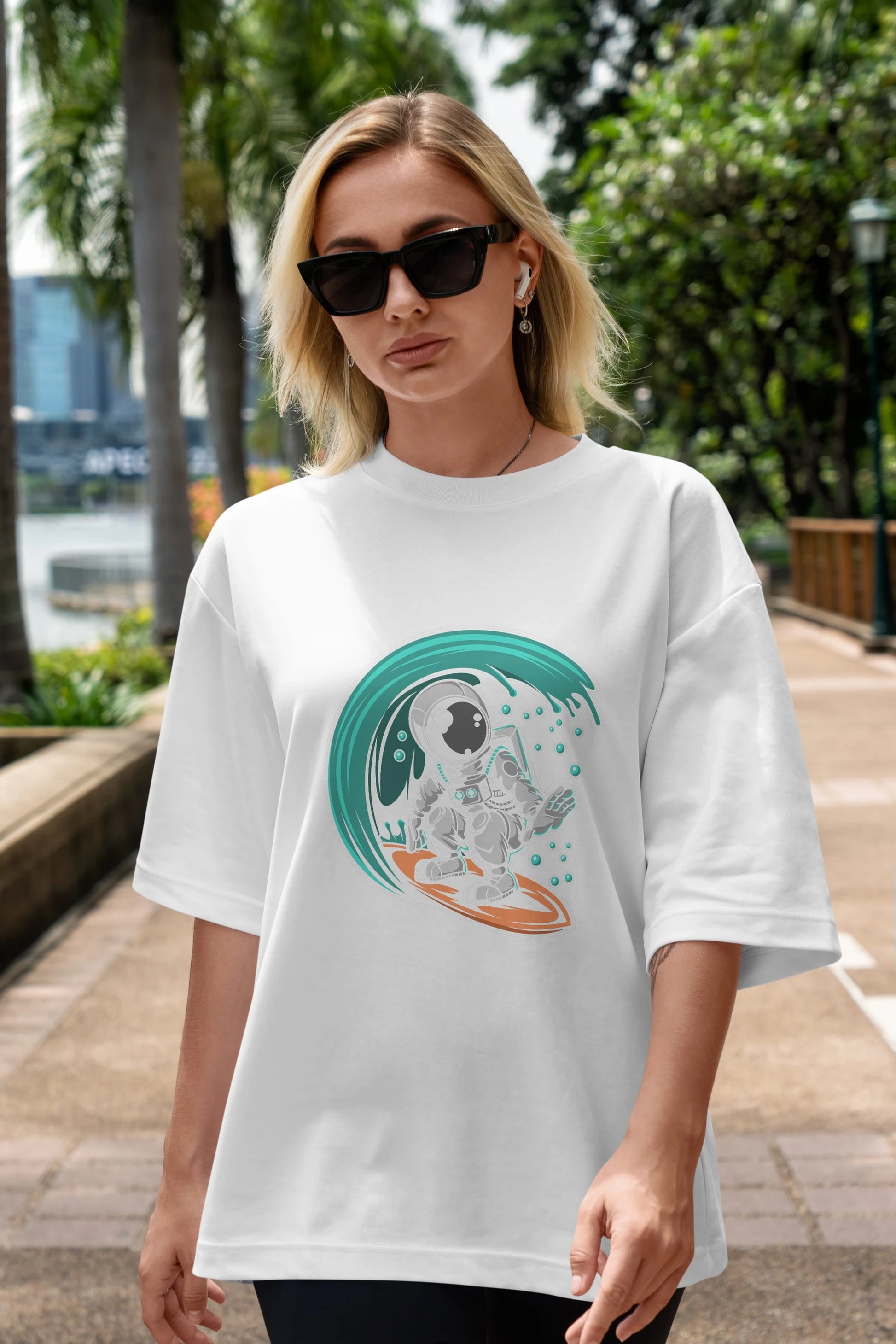 Astronaut Surfing Ön Baskılı Oversize t-shirt Erkek Kadın Unisex