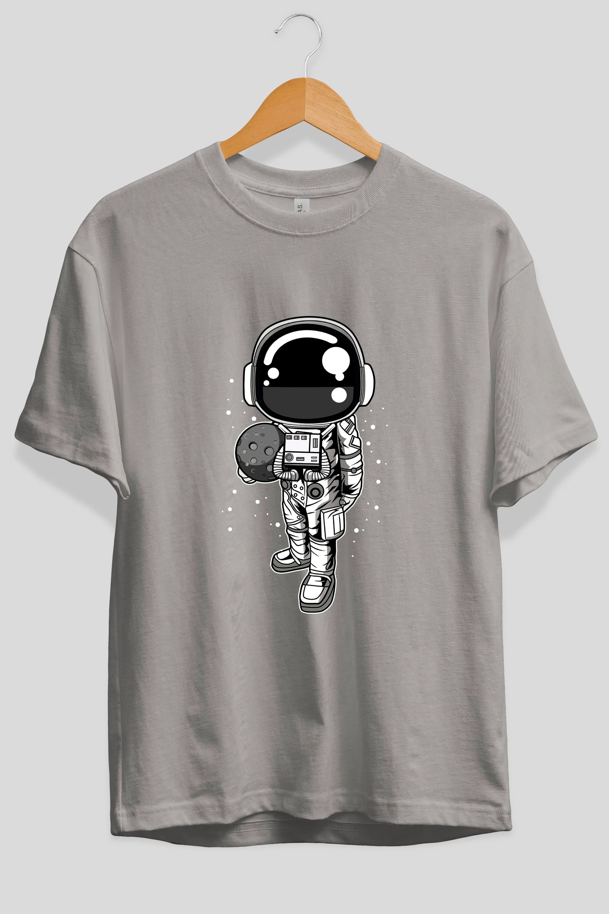 Astronaut Holding The Moon Ön Baskılı Oversize t-shirt Erkek Kadın Unisex
