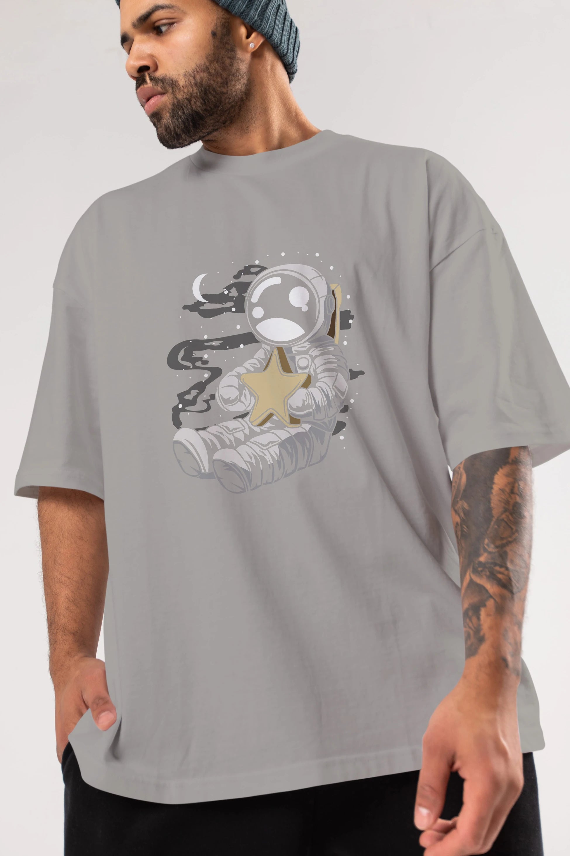 Astronaut Holding The Star Ön Baskılı Oversize t-shirt Erkek Kadın Unisex