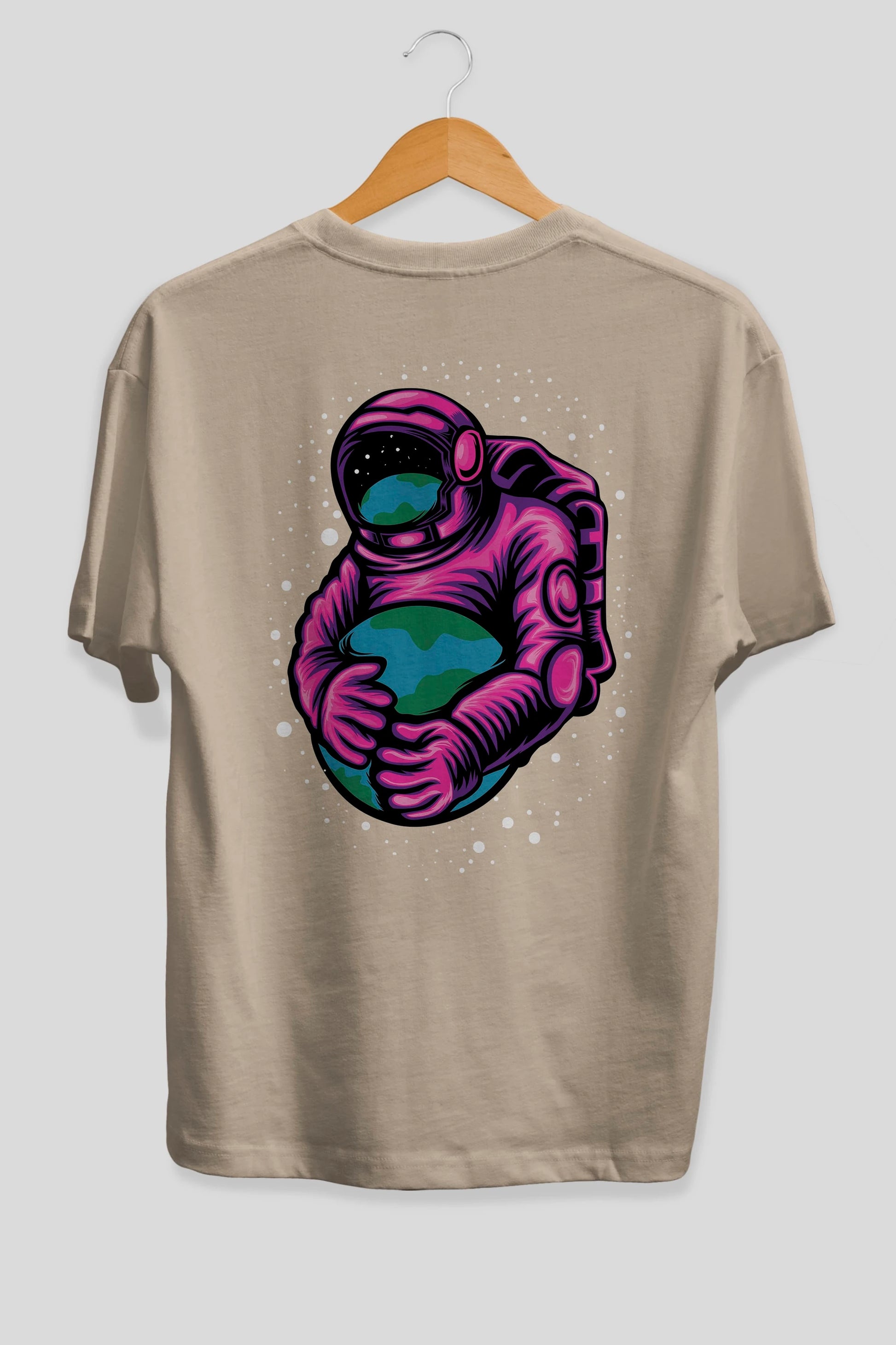 Astronaut Holding Up The Earth Arka Baskılı Oversize t-shirt Erkek Kadın Unisex
