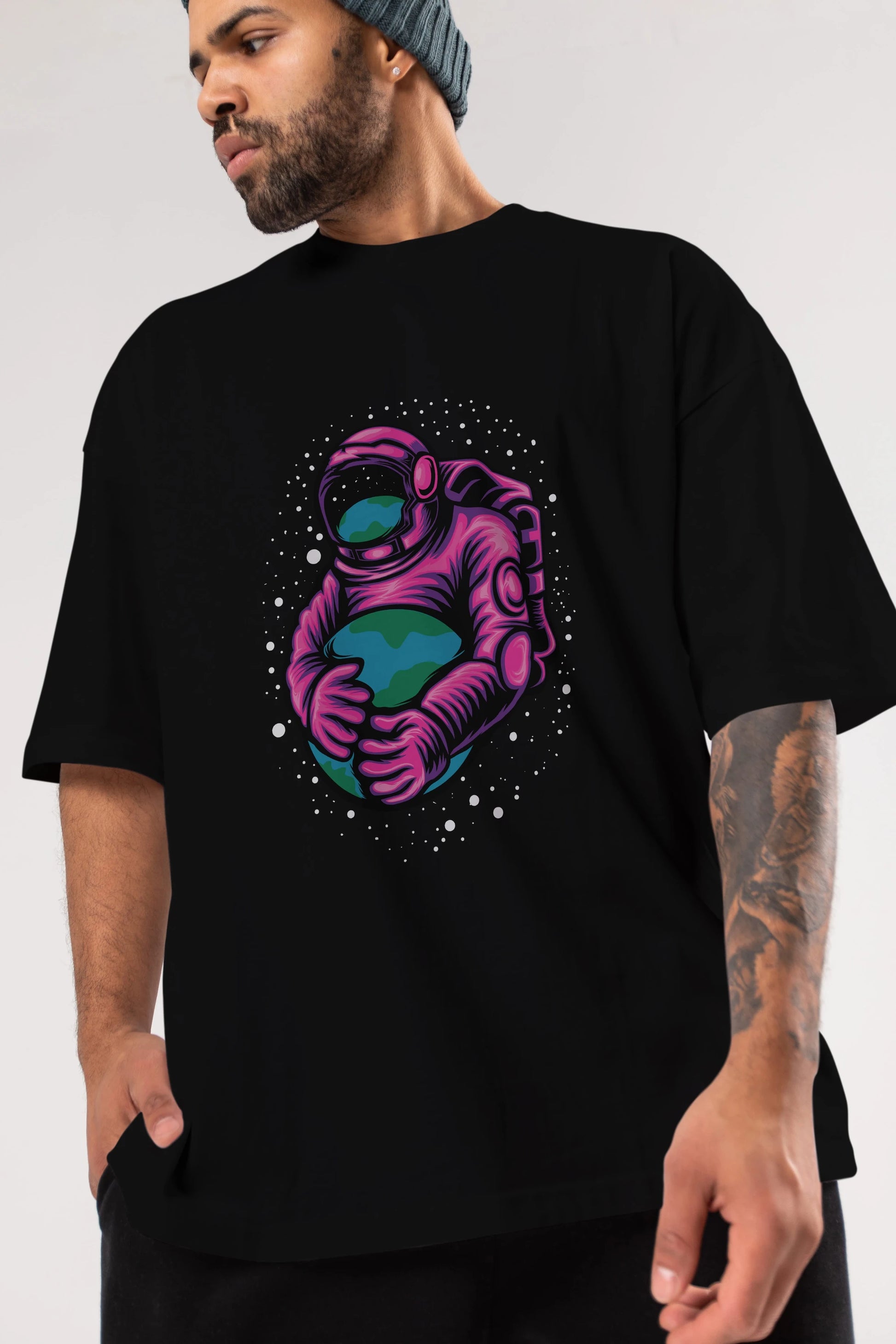 Astronaut Holding Up The Earth Ön Baskılı Oversize t-shirt Erkek Kadın Unisex