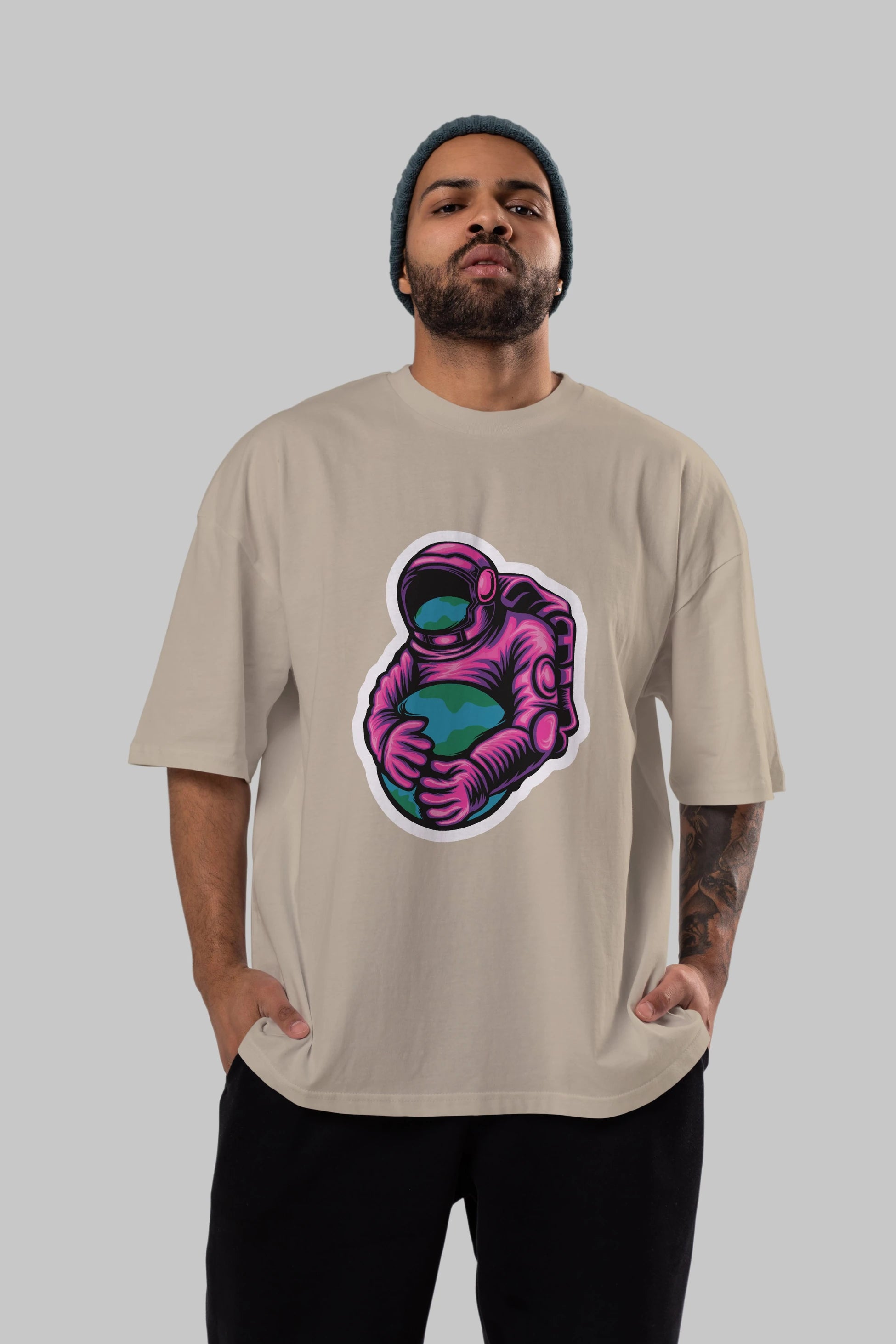 Astronaut Holding Up The Earth Sticker Ön Baskılı Oversize t-shirt Erkek Kadın Unisex