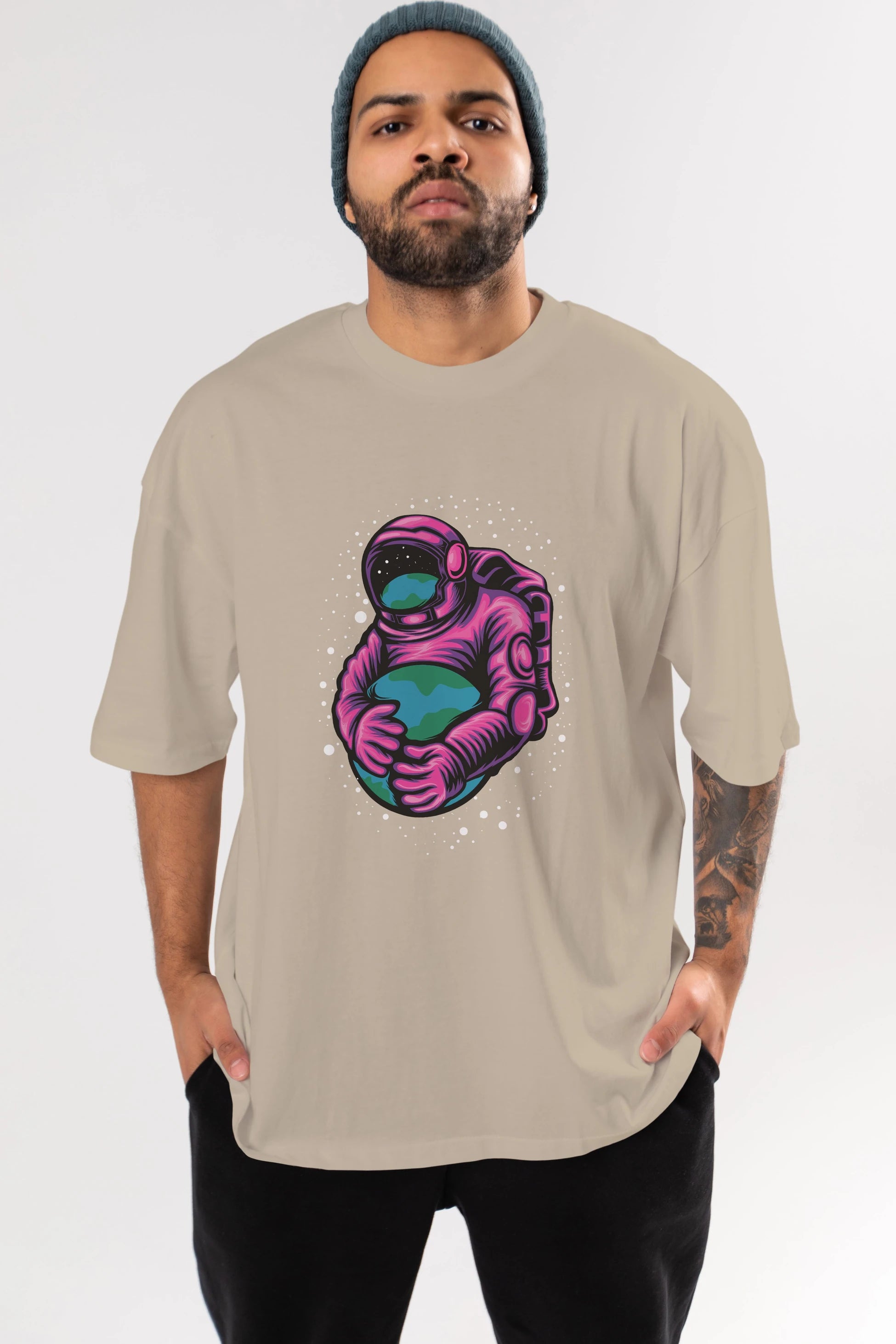 Astronaut Holding Up The Earth Ön Baskılı Oversize t-shirt Erkek Kadın Unisex