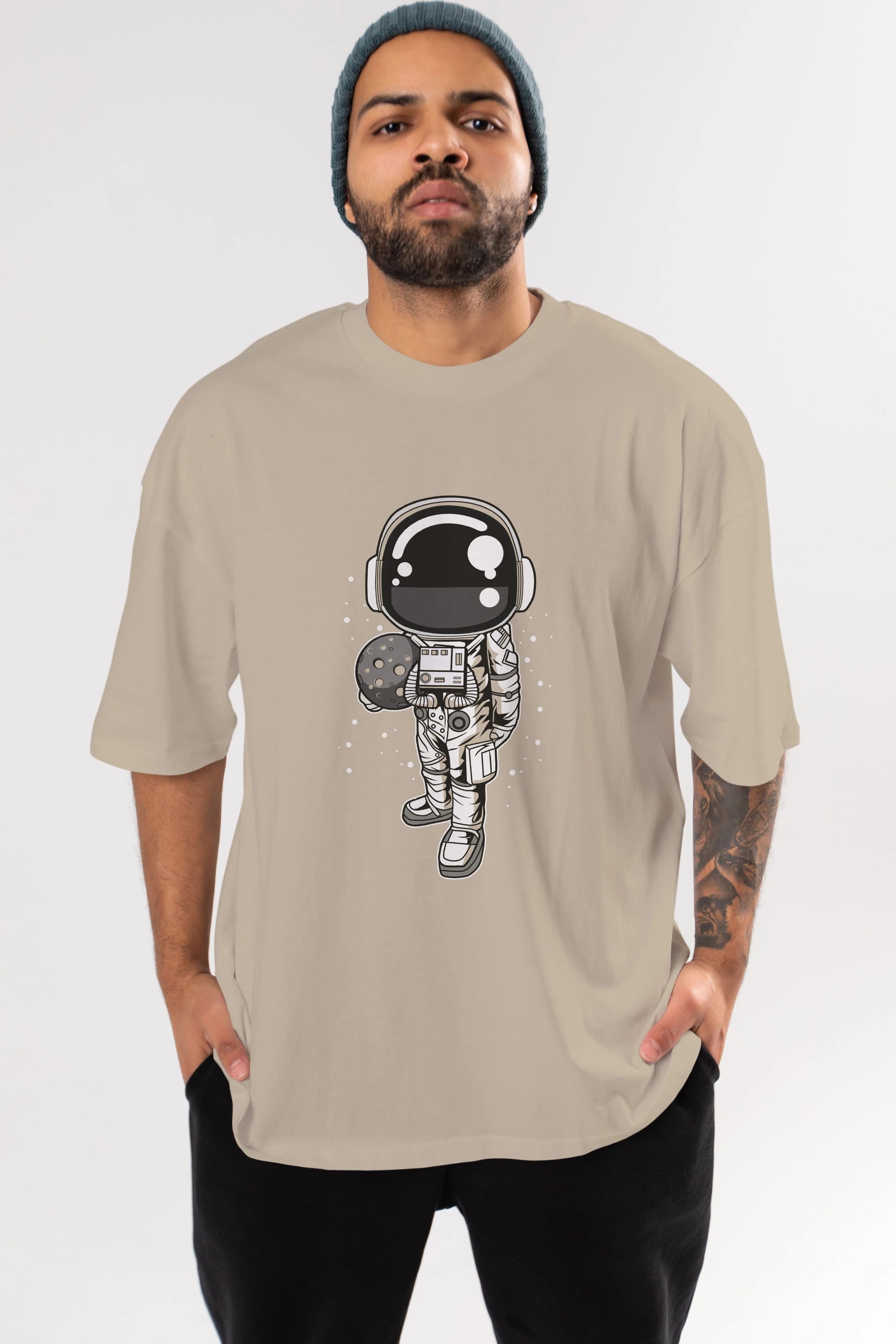 Astronaut Holding The Moon Ön Baskılı Oversize t-shirt Erkek Kadın Unisex