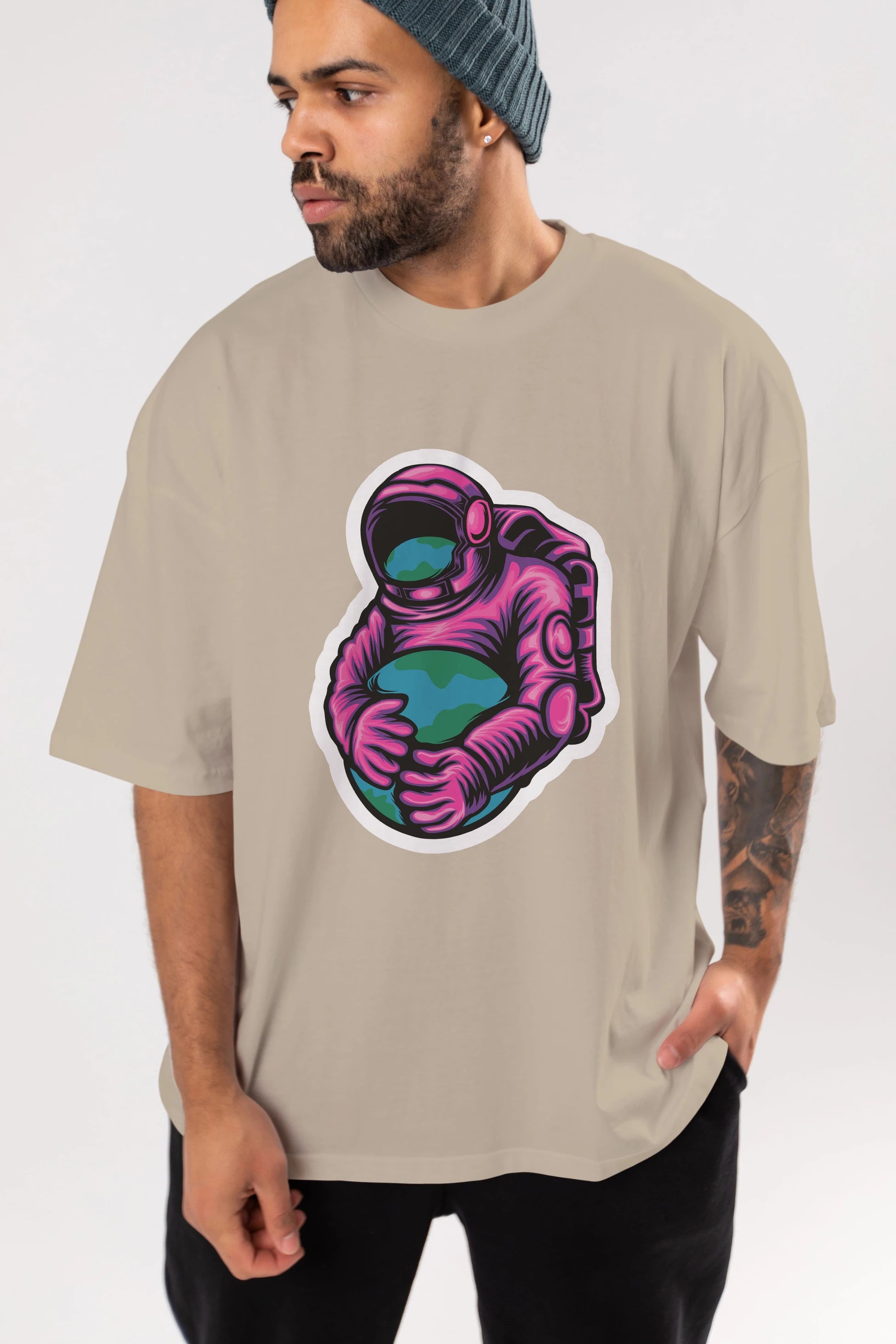 Astronaut Holding Up The Earth Sticker Ön Baskılı Oversize t-shirt Erkek Kadın Unisex
