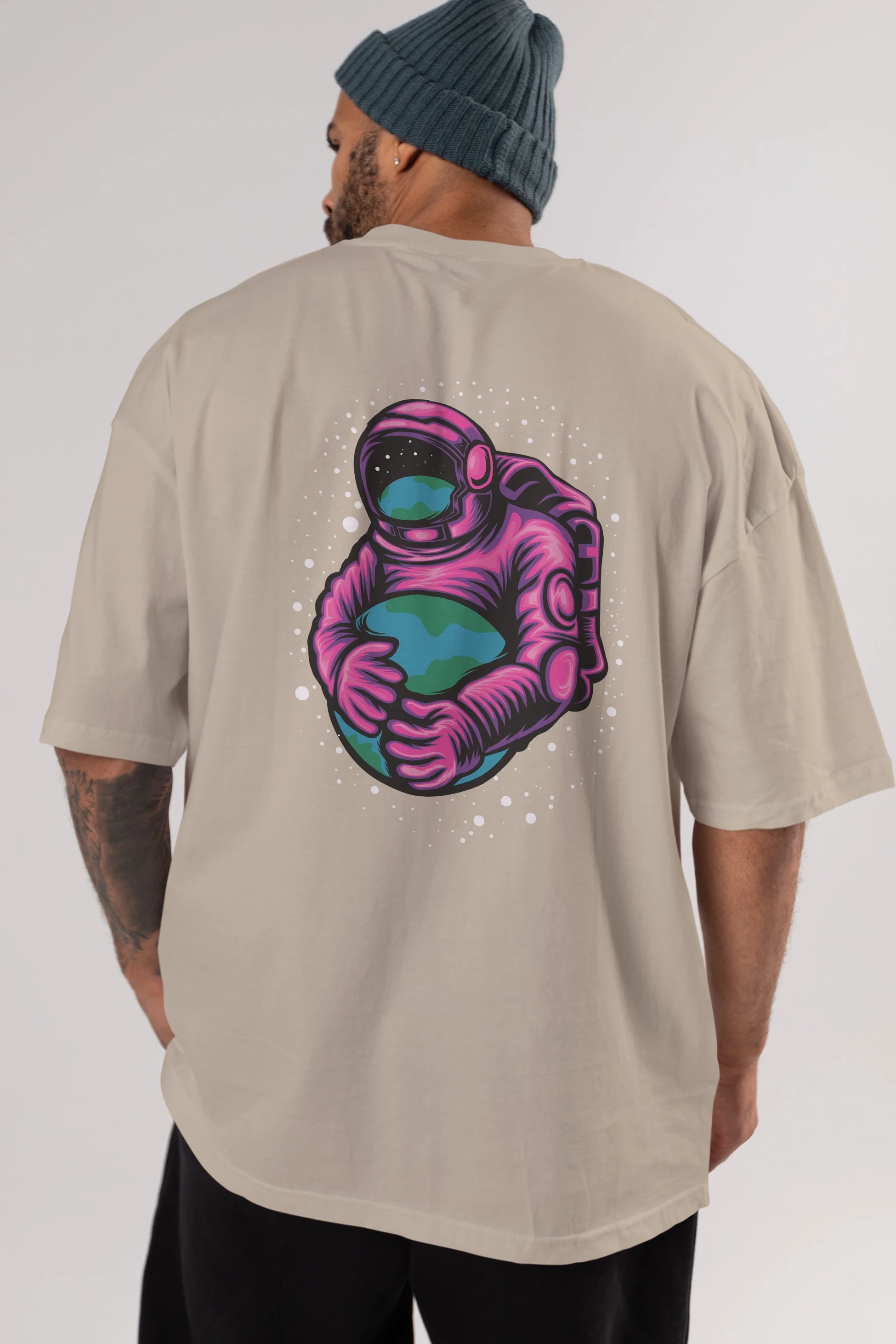 Astronaut Holding Up The Earth Arka Baskılı Oversize t-shirt Erkek Kadın Unisex