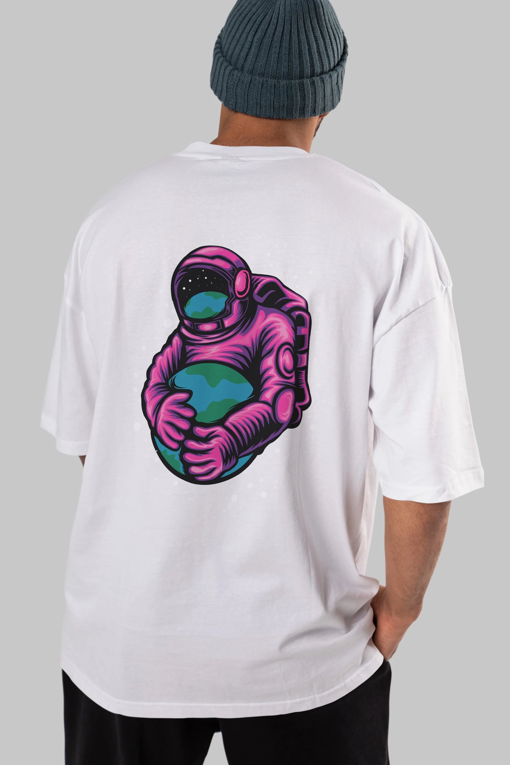Astronaut Holding Up The Earth Arka Baskılı Oversize t-shirt Erkek Kadın Unisex