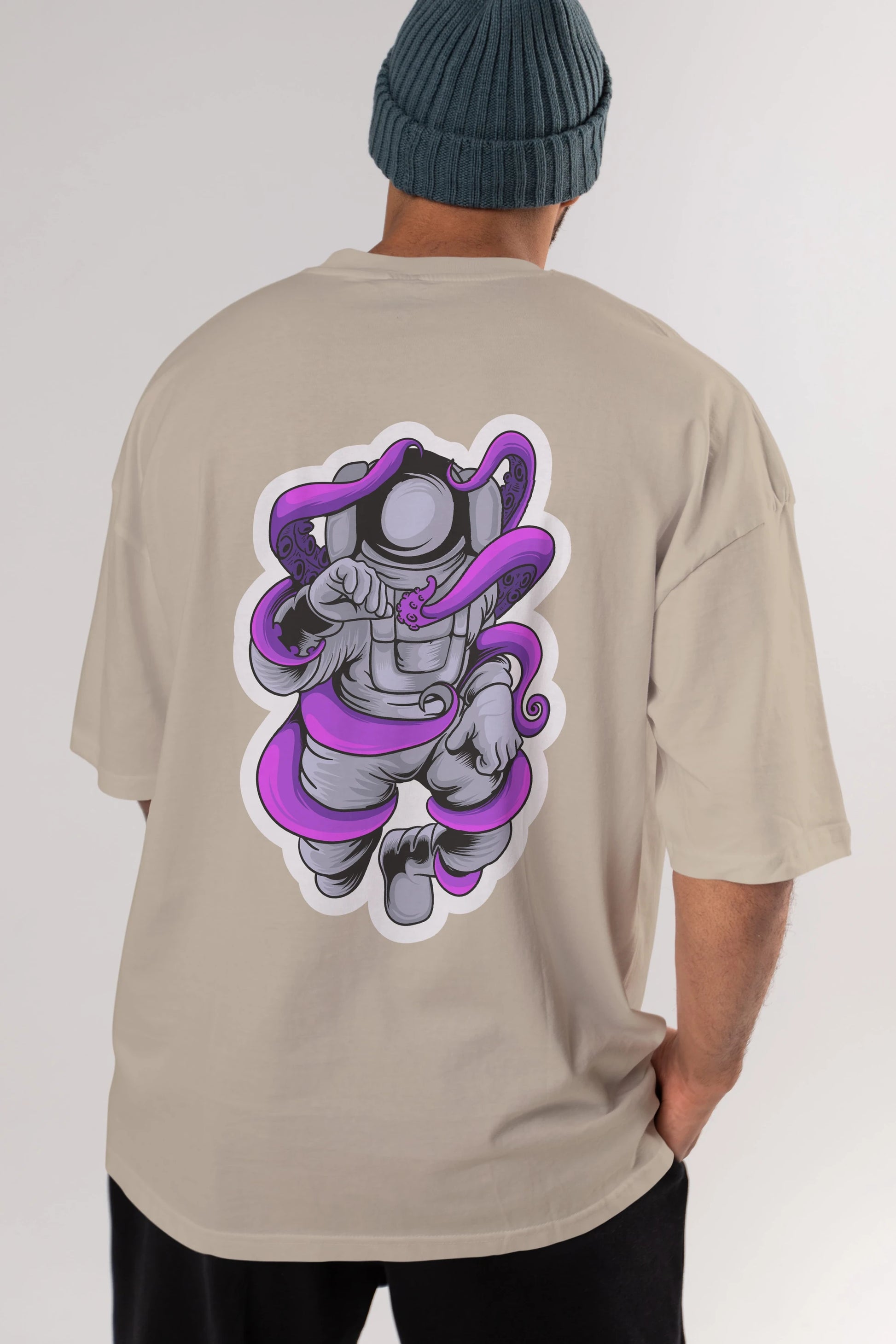 Astronaut fighting octopus sticker Arka Baskılı Oversize t-shirt Erkek Kadın Unisex