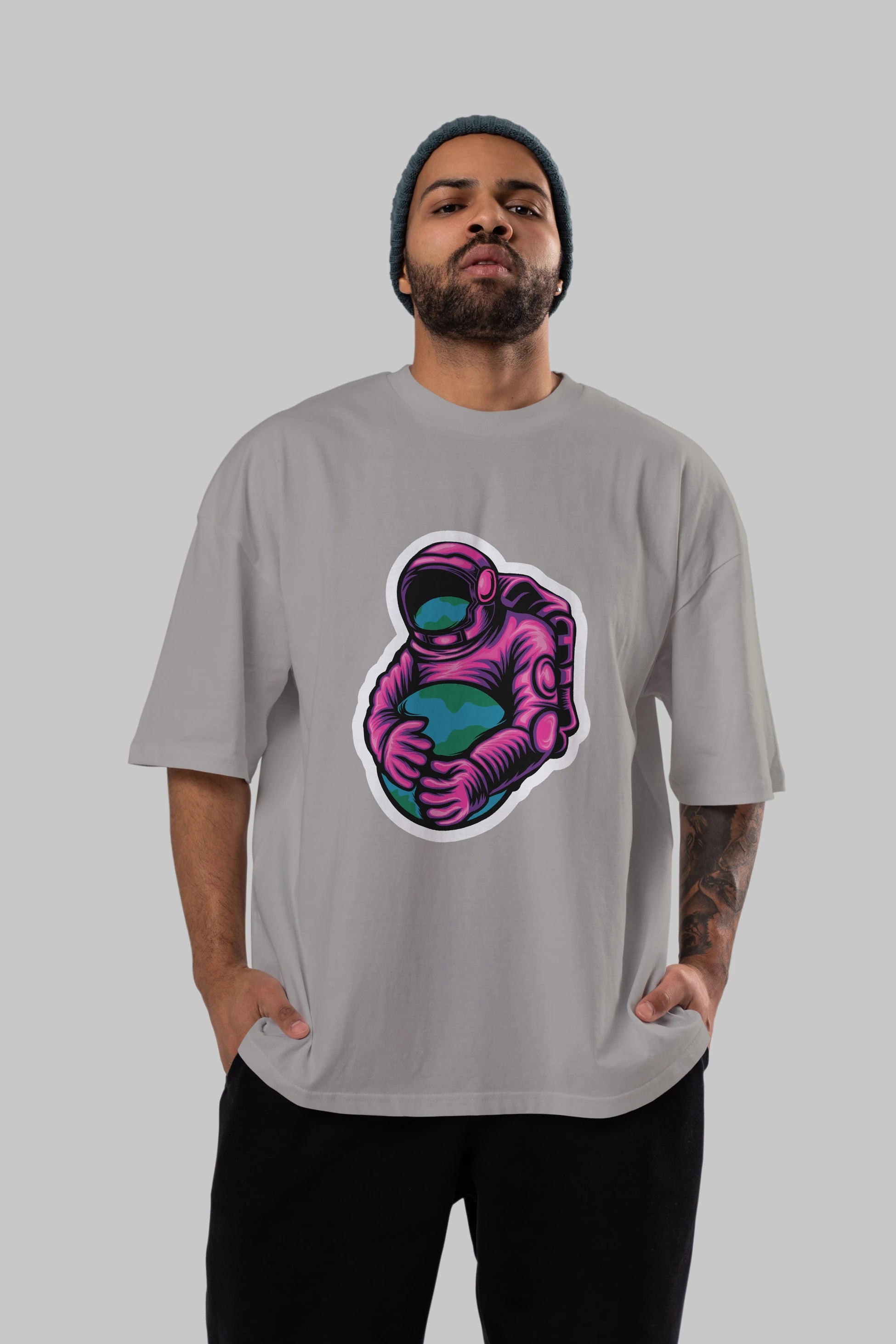 Astronaut Holding Up The Earth Sticker Ön Baskılı Oversize t-shirt Erkek Kadın Unisex