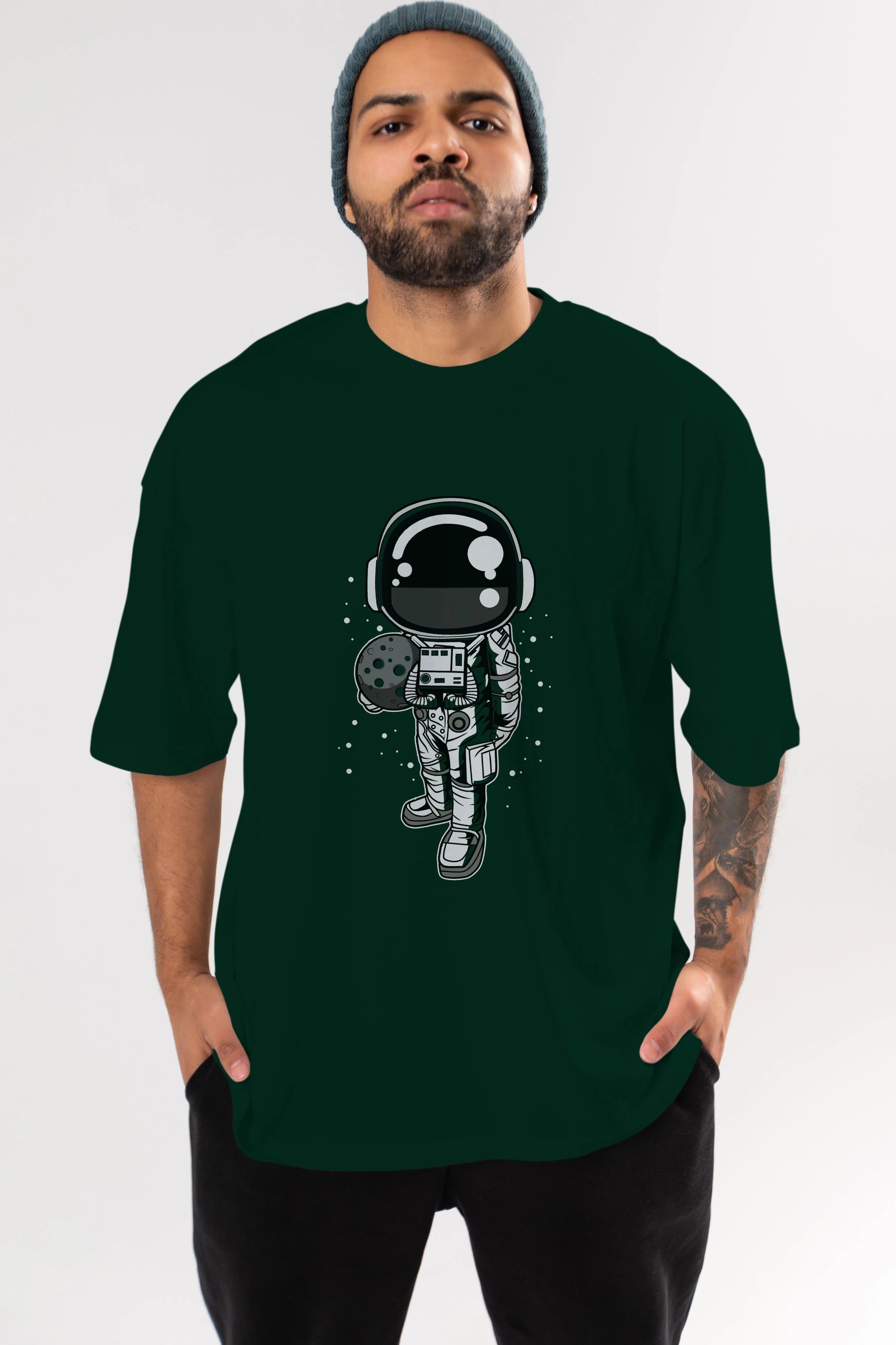 Astronaut Holding The Moon Ön Baskılı Oversize t-shirt Erkek Kadın Unisex
