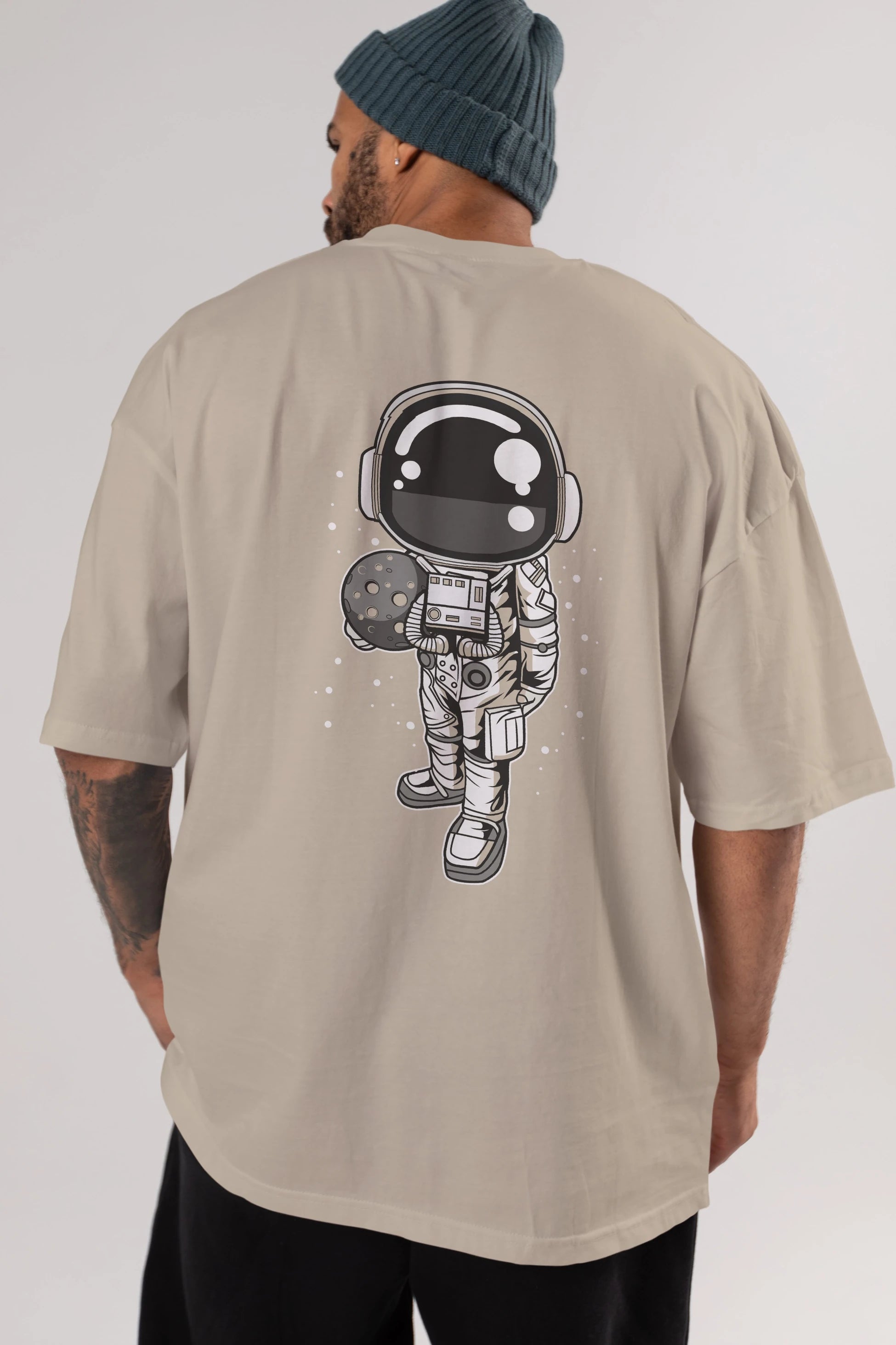 Astronaut Holding The Moon Arka Baskılı Oversize t-shirt Erkek Kadın Unisex