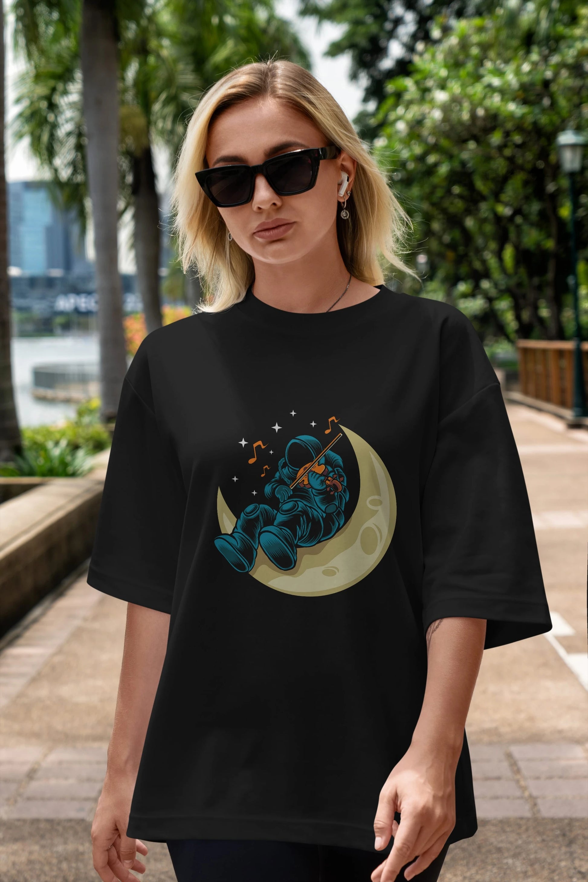 Playing Vionist in Space Ön Baskılı Oversize t-shirt Erkek Kadın Unisex