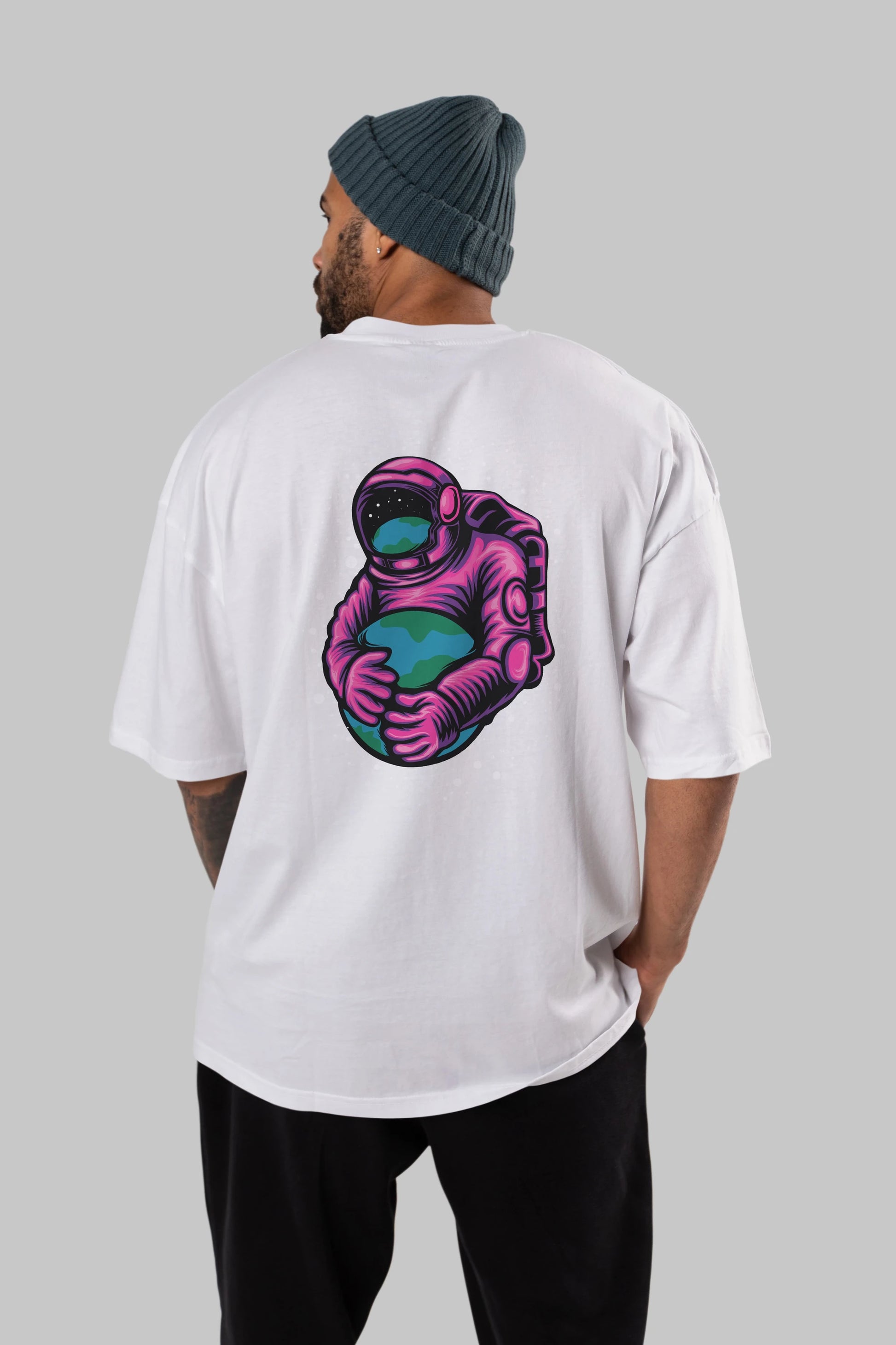 Astronaut Holding Up The Earth Arka Baskılı Oversize t-shirt Erkek Kadın Unisex
