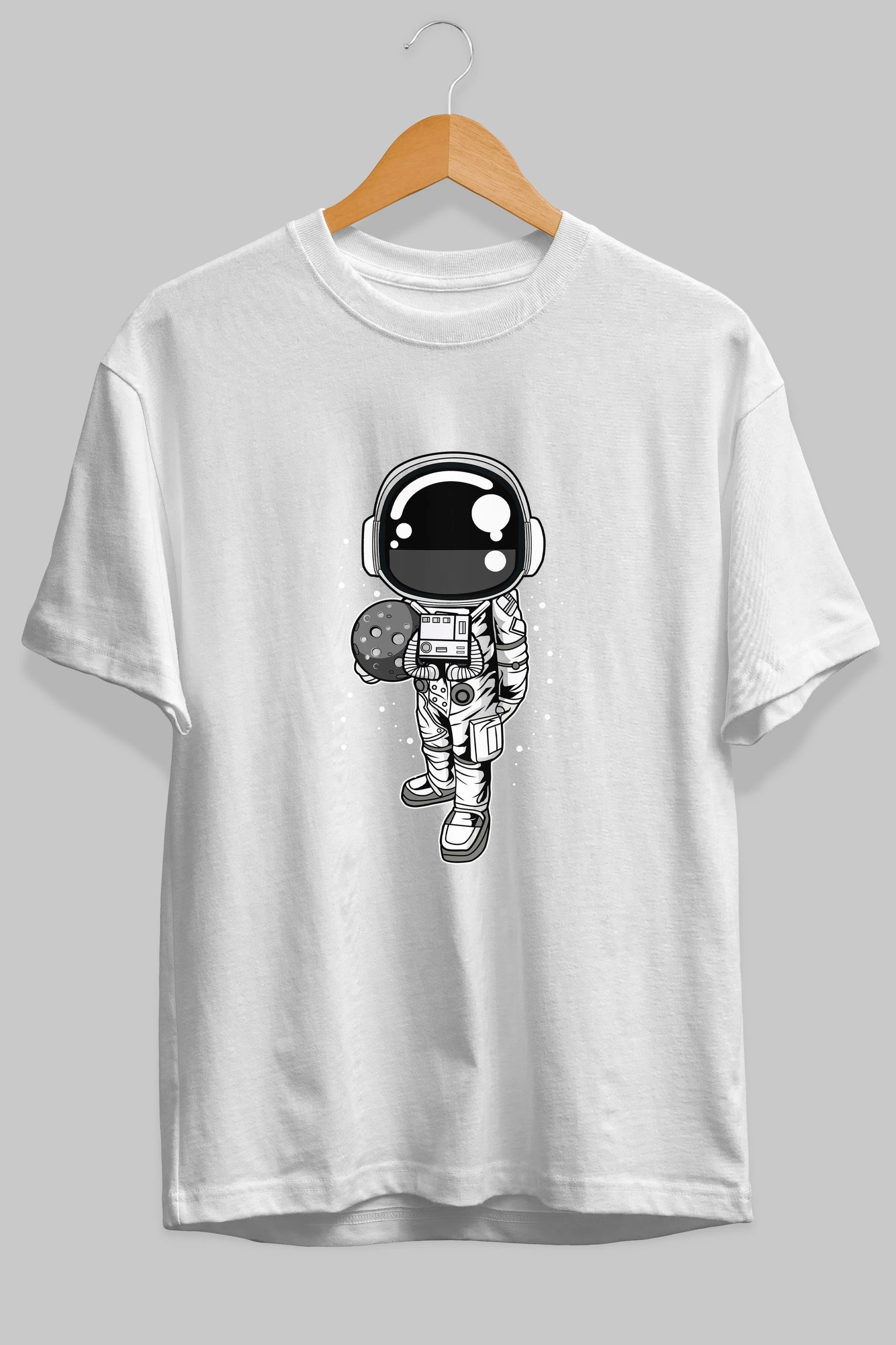 Astronaut Holding The Moon Ön Baskılı Oversize t-shirt Erkek Kadın Unisex