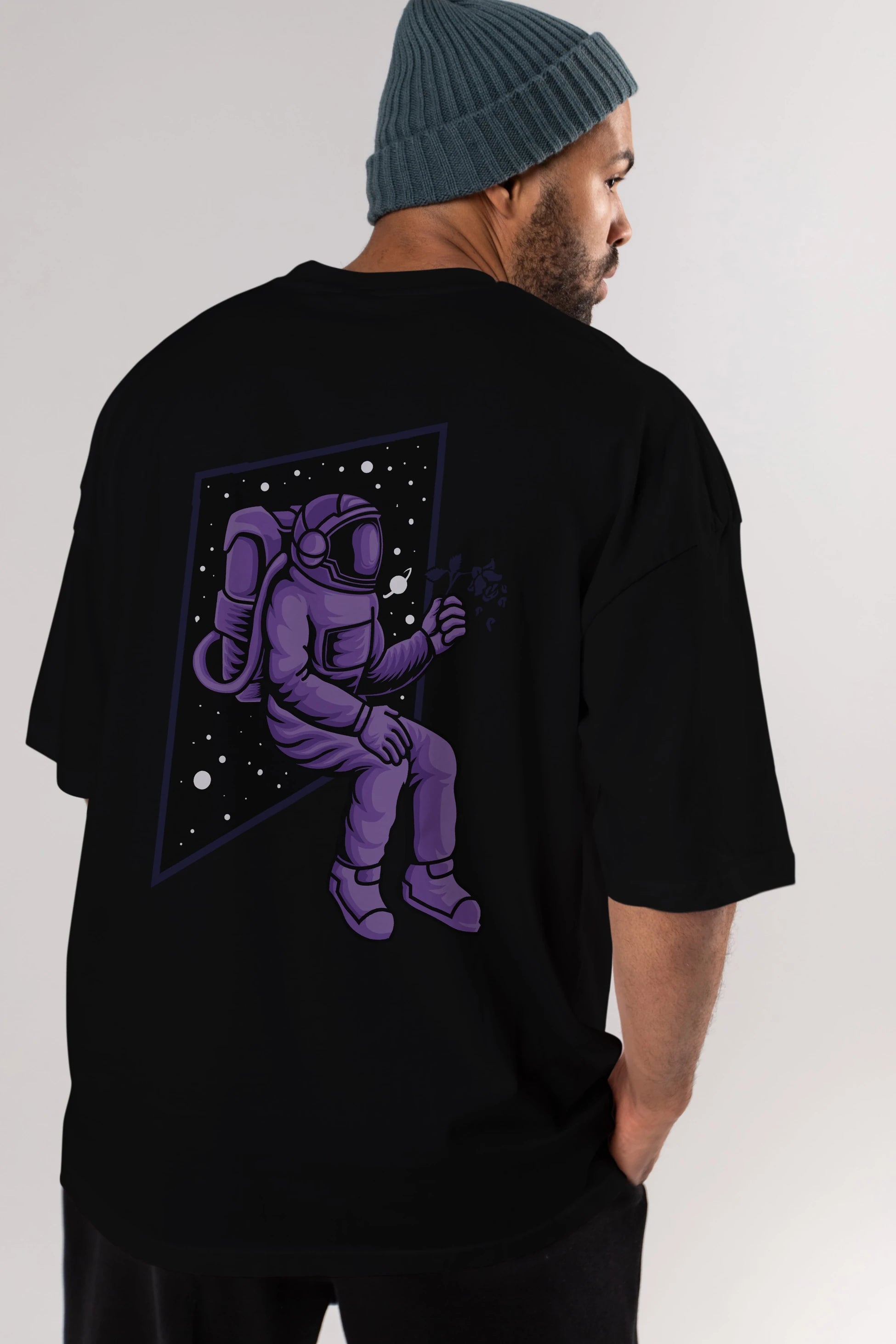 Astronaut holding black rose Arka Baskılı Oversize t-shirt Erkek Kadın Unisex