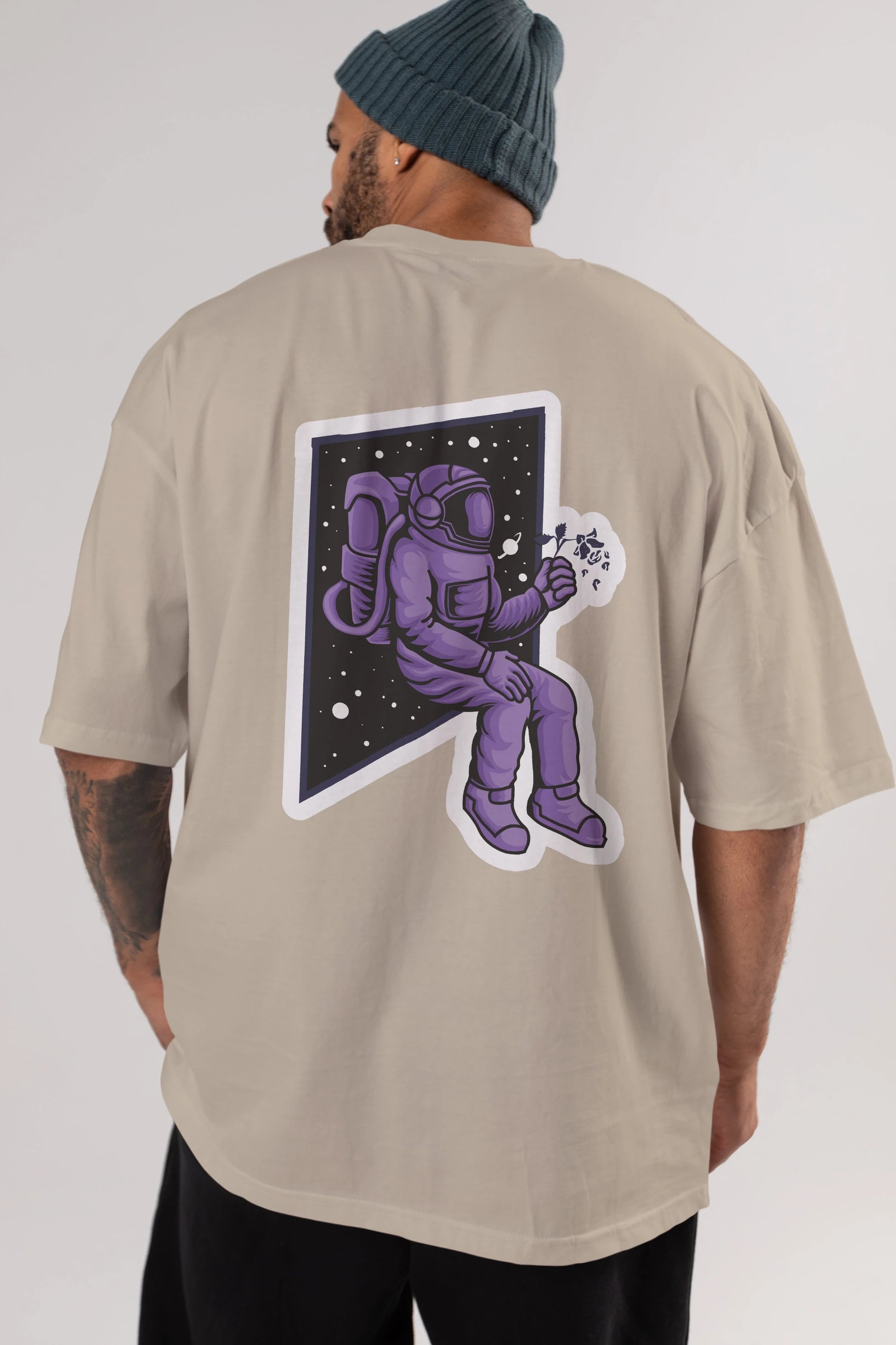 Astronaut holding black rose sticker Arka Baskılı Oversize t-shirt Erkek Kadın Unisex