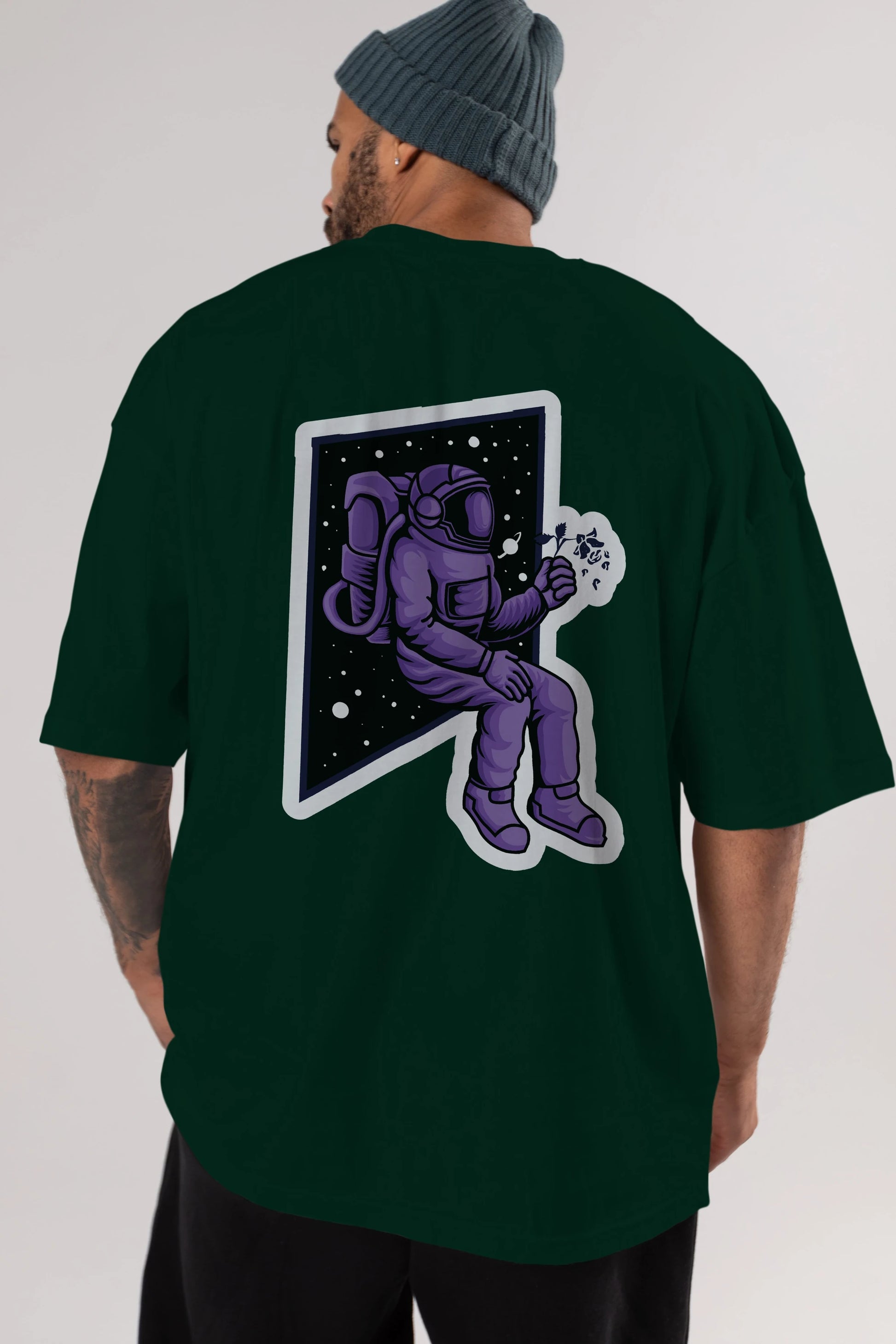 Astronaut holding black rose sticker Arka Baskılı Oversize t-shirt Erkek Kadın Unisex