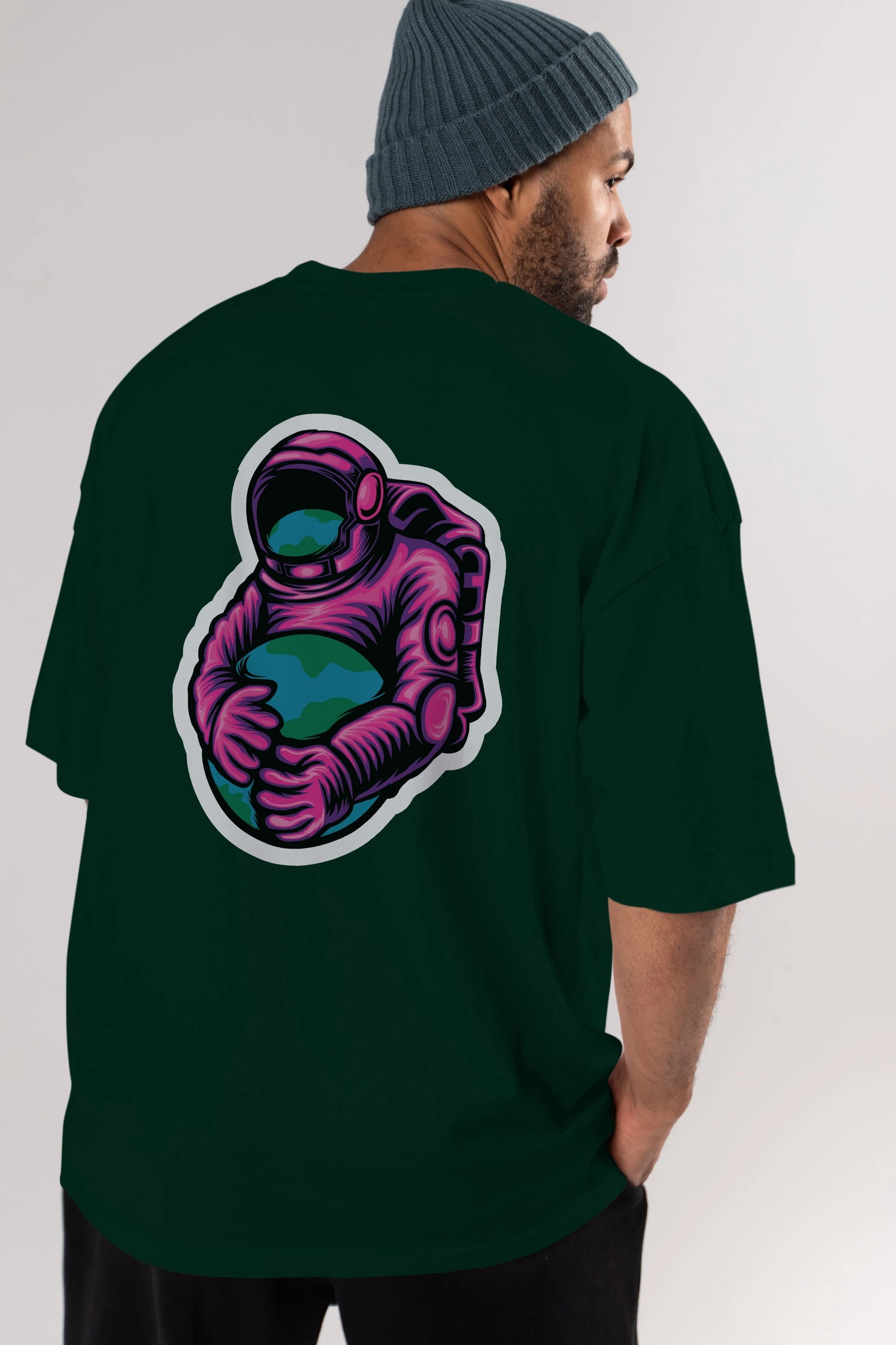 Astronaut Holding Up The Earth Sticker Arka Baskılı Oversize t-shirt Erkek Kadın Unisex