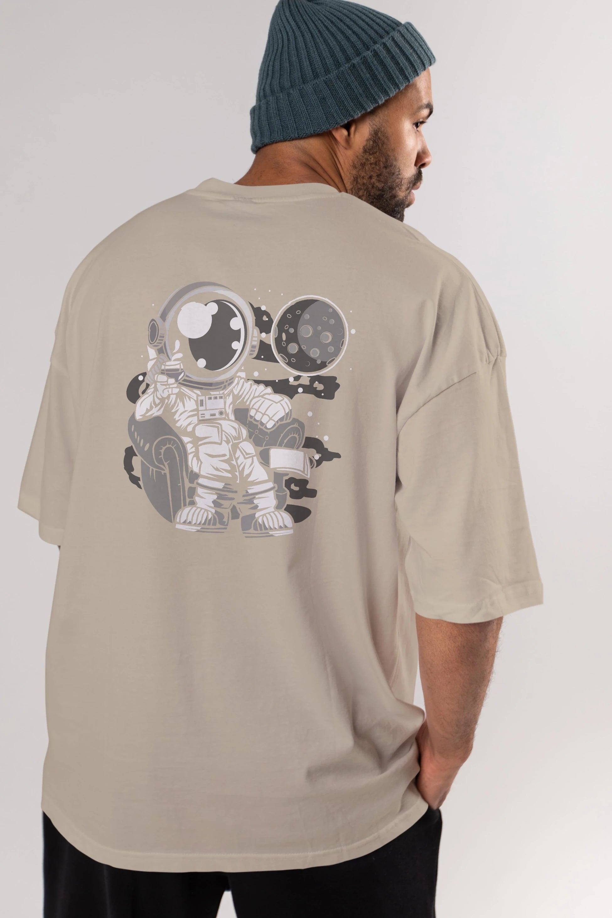 Astronaut Drinking And Relax Arka Baskılı Oversize t-shirt Erkek Kadın Unisex