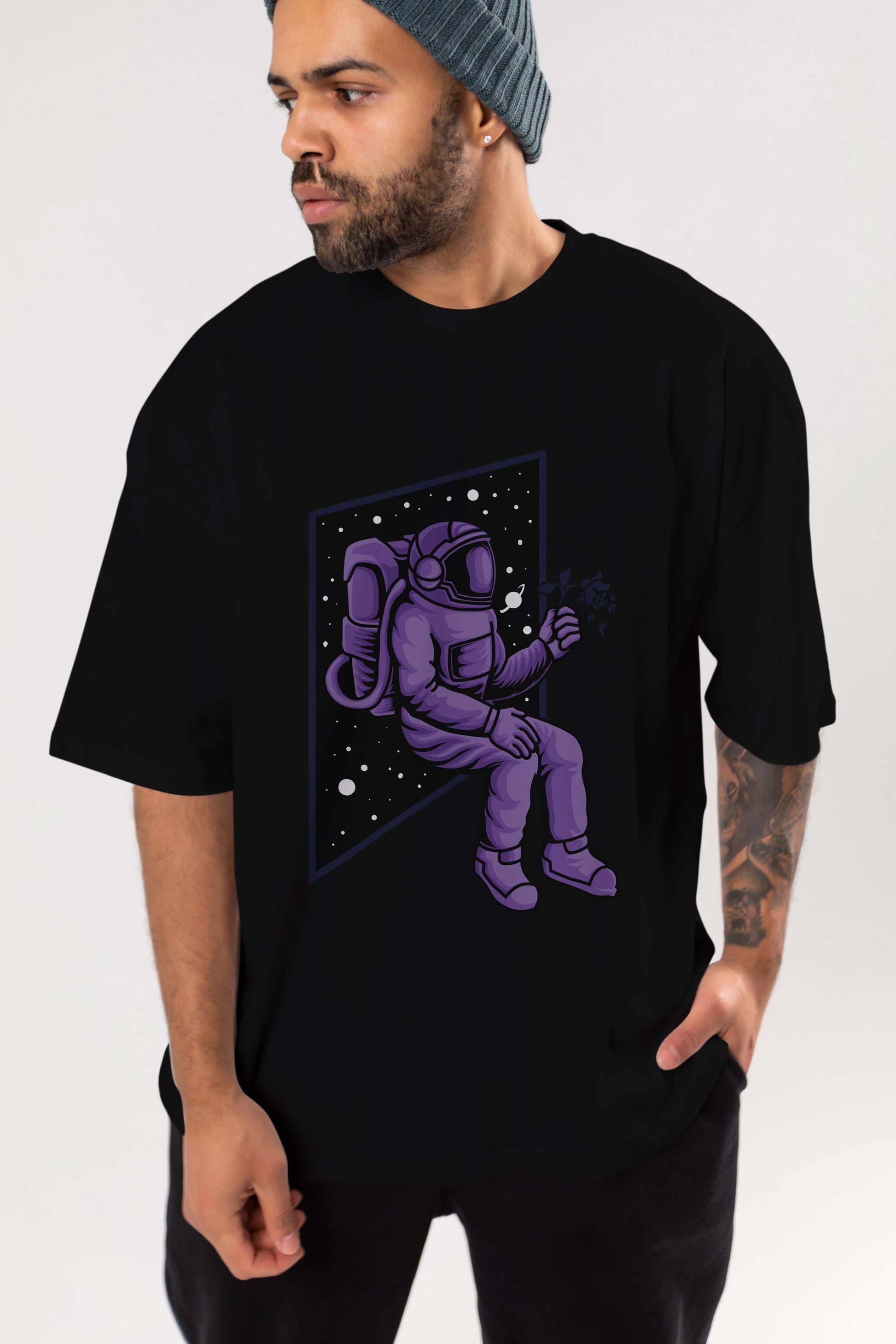 Astronaut holding black rose Ön Baskılı Oversize t-shirt Erkek Kadın Unisex