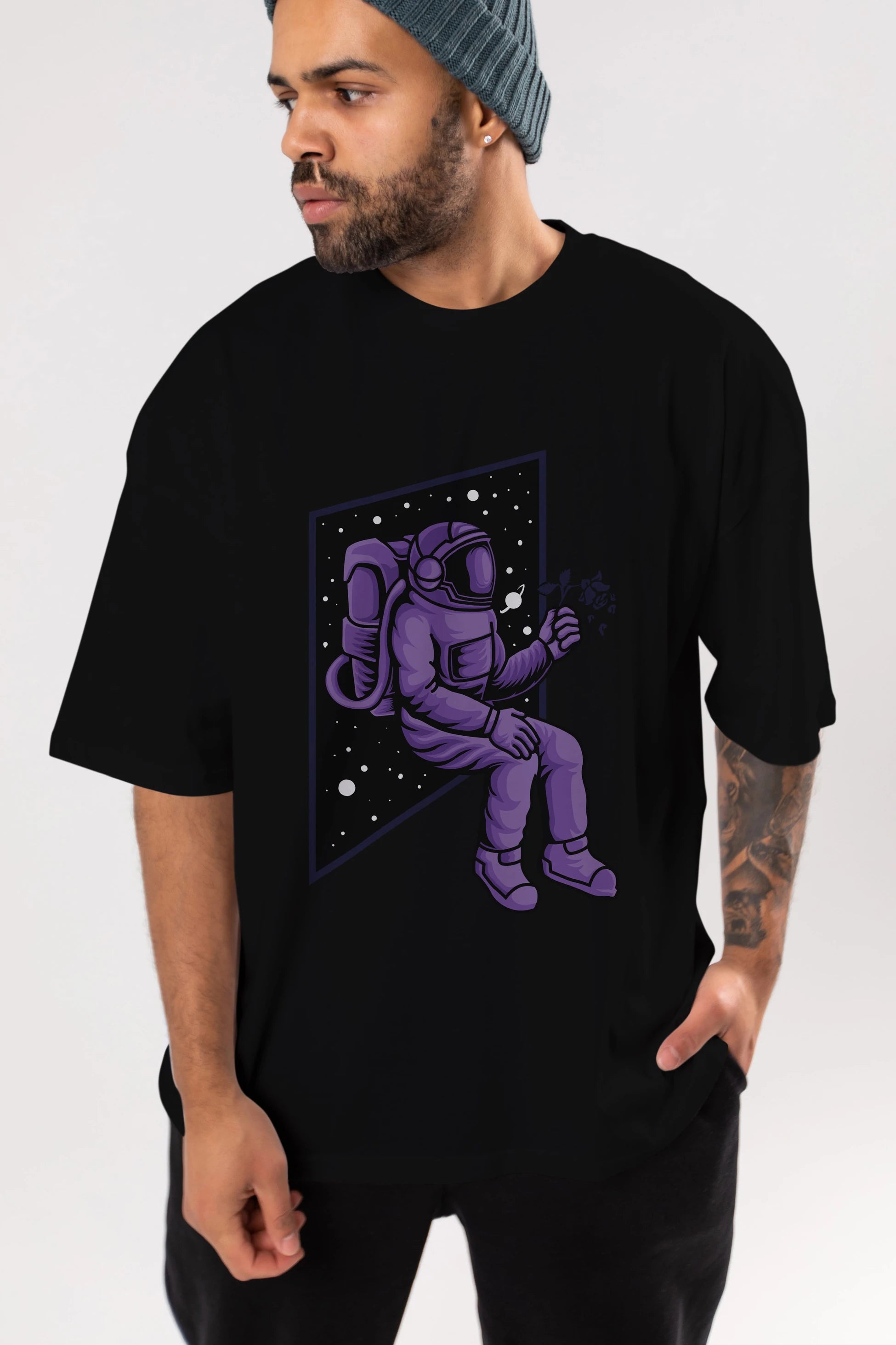 Astronaut holding black rose Ön Baskılı Oversize t-shirt Erkek Kadın Unisex