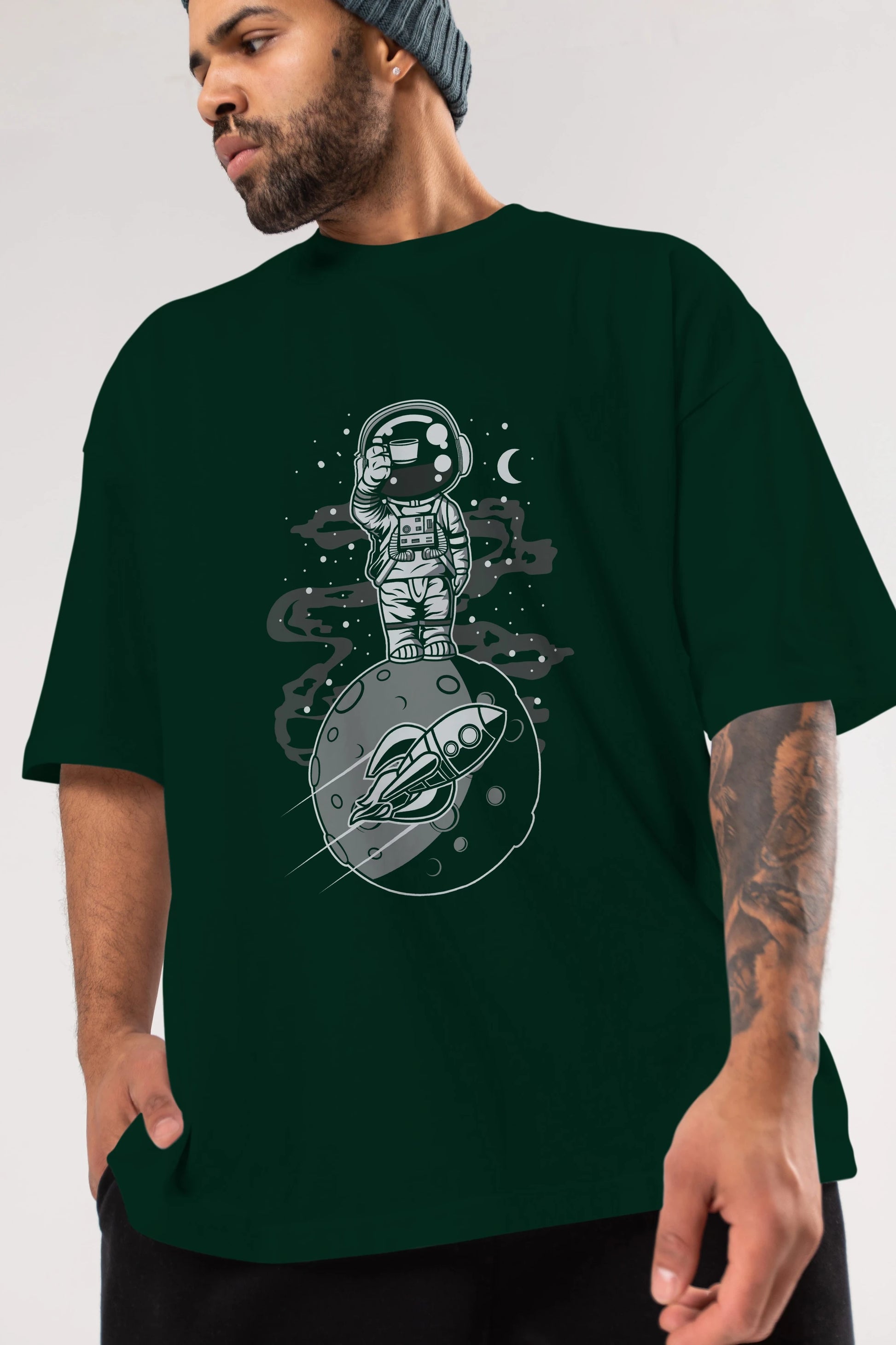 Astronaut Standing On The Moon Ön Baskılı Oversize t-shirt Erkek Kadın Unisex