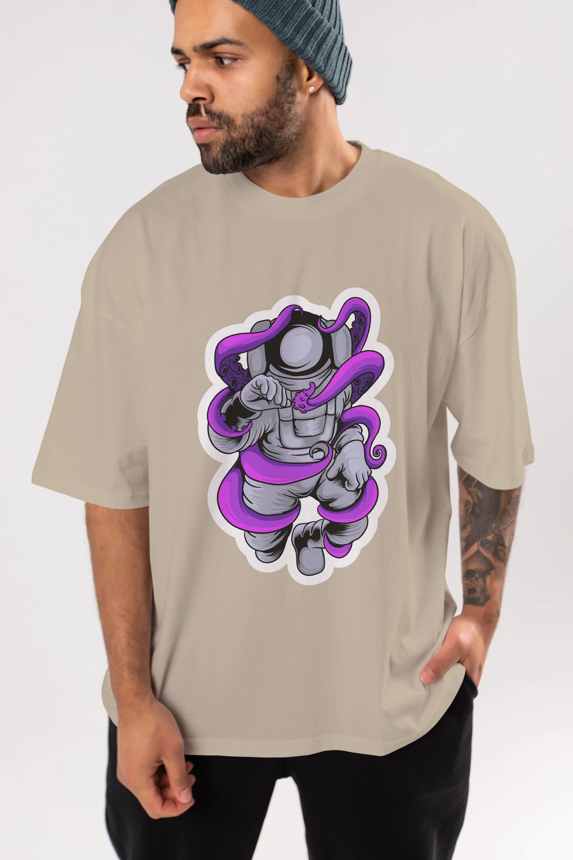 Astronaut fighting octopus sticker Ön Baskılı Oversize t-shirt Erkek Kadın Unisex