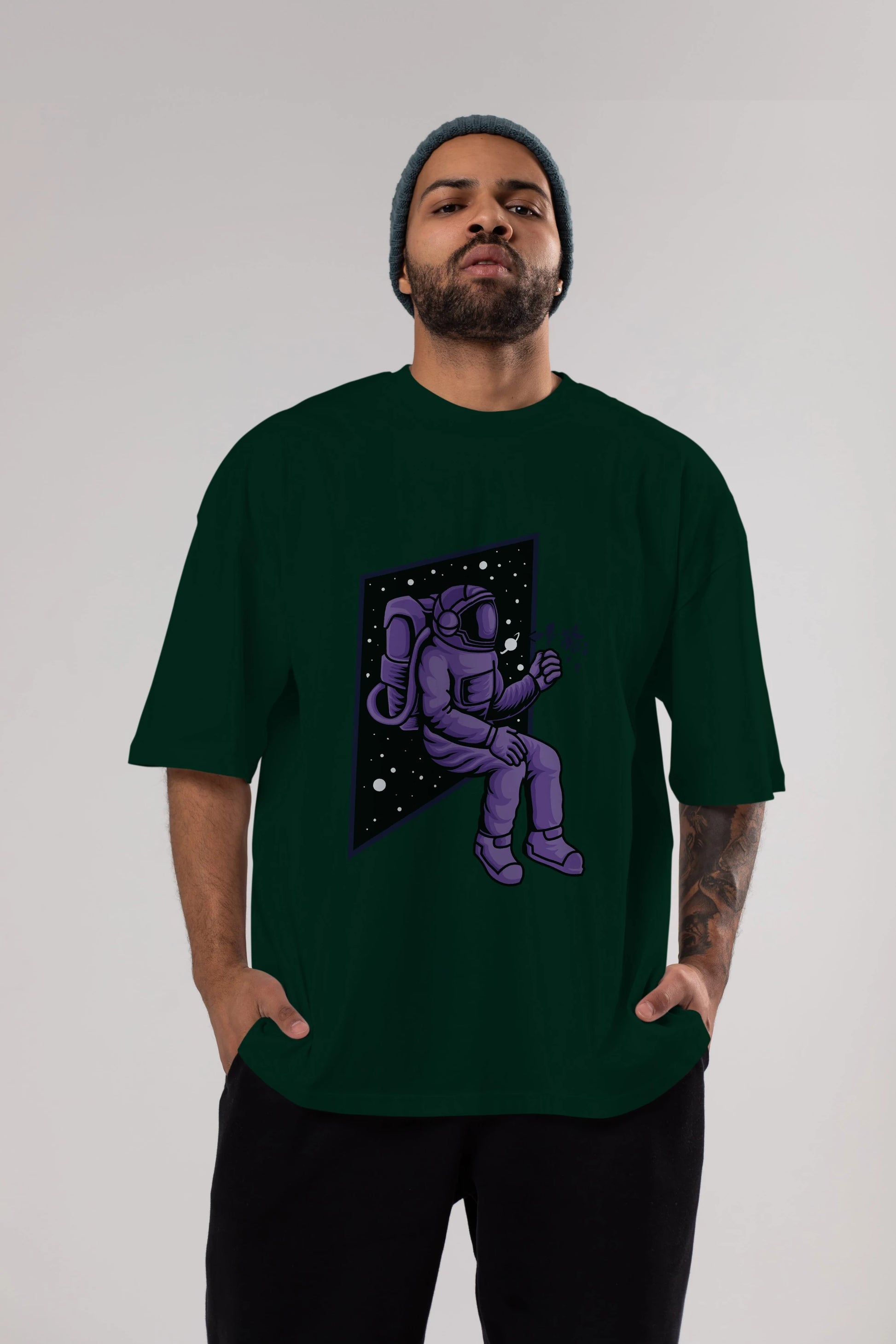 Astronaut holding black rose Ön Baskılı Oversize t-shirt Erkek Kadın Unisex