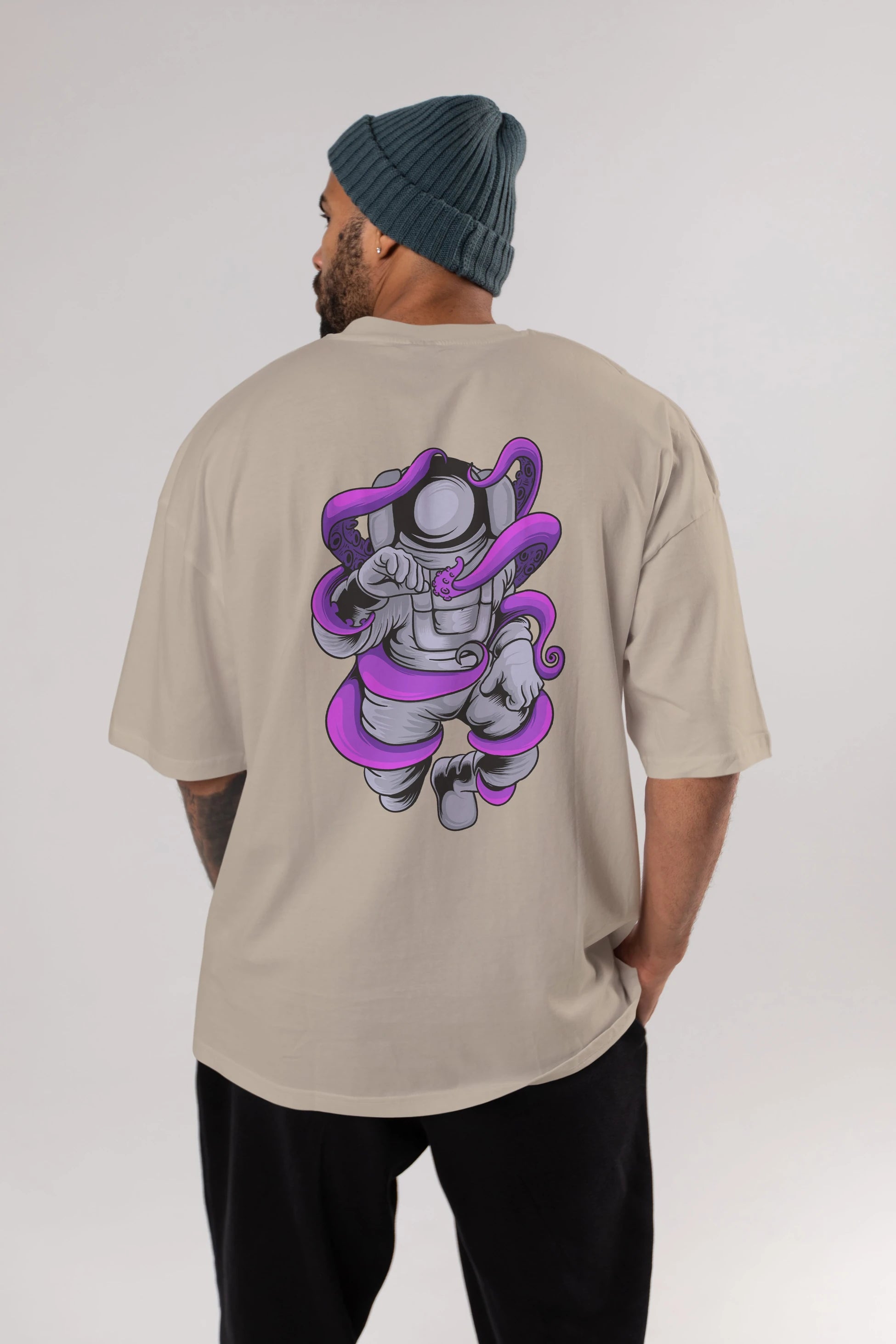Astronaut fighting octopus Arka Baskılı Oversize t-shirt Erkek Kadın Unisex