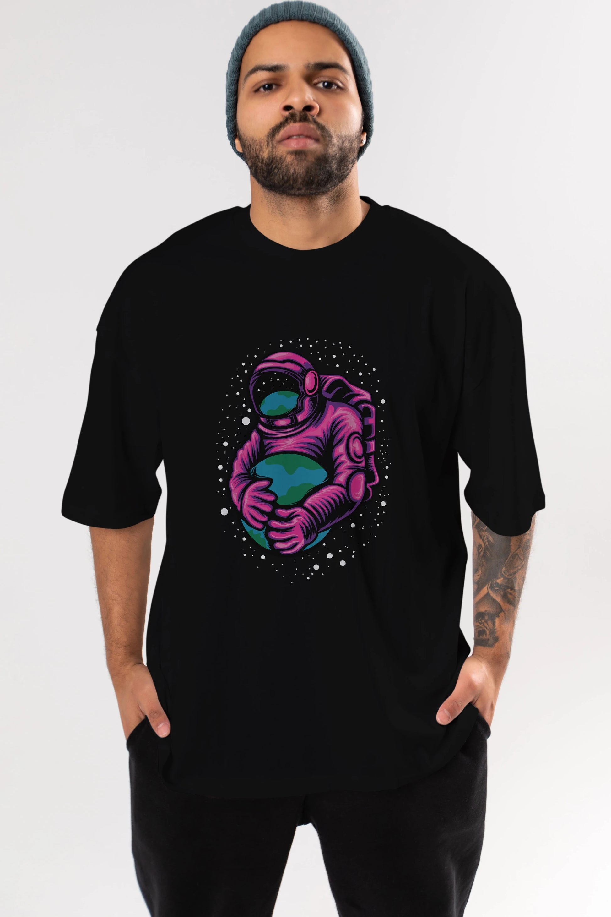 Astronaut Holding Up The Earth Ön Baskılı Oversize t-shirt Erkek Kadın Unisex