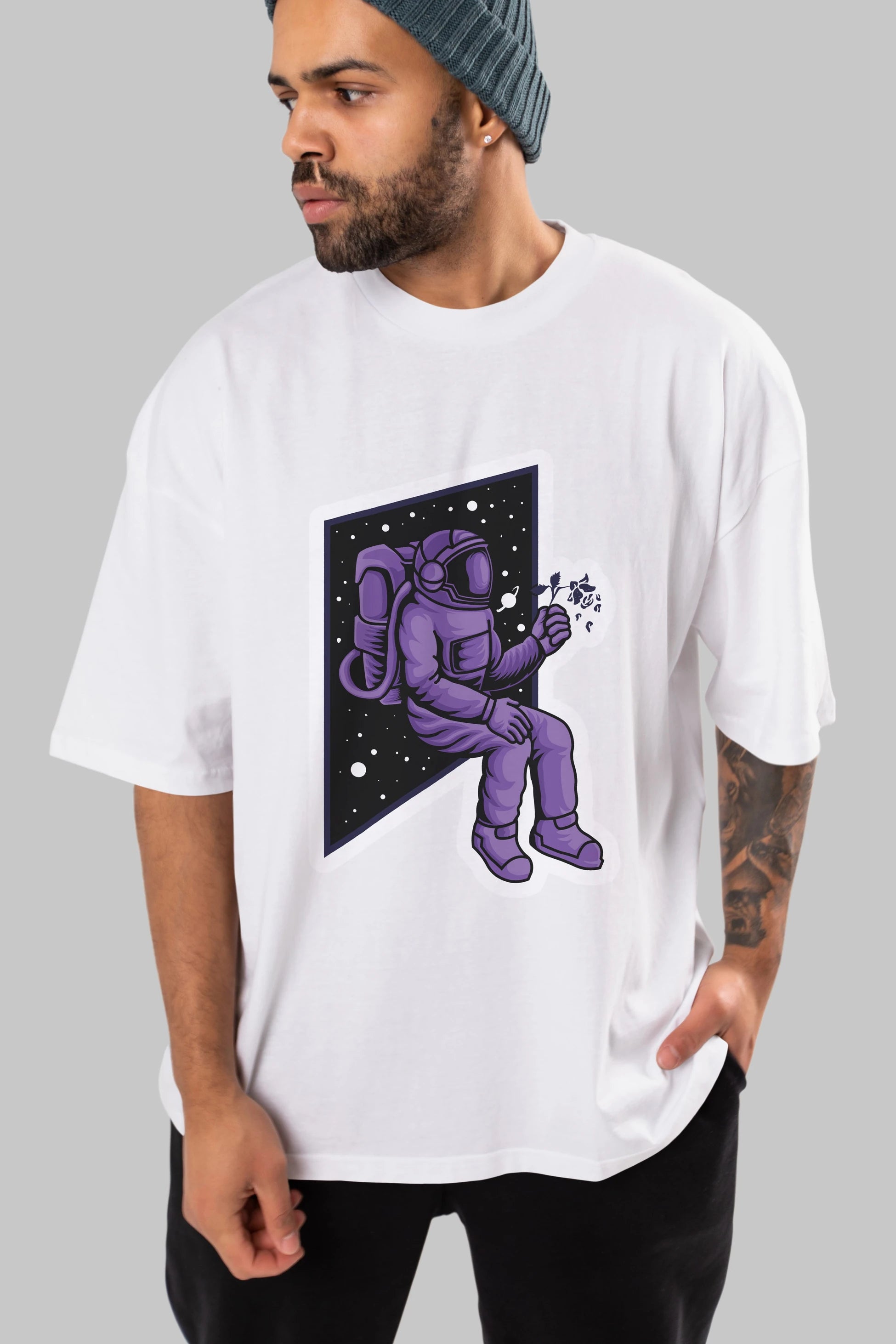 Astronaut holding black rose sticker Ön Baskılı Oversize t-shirt Erkek Kadın Unisex