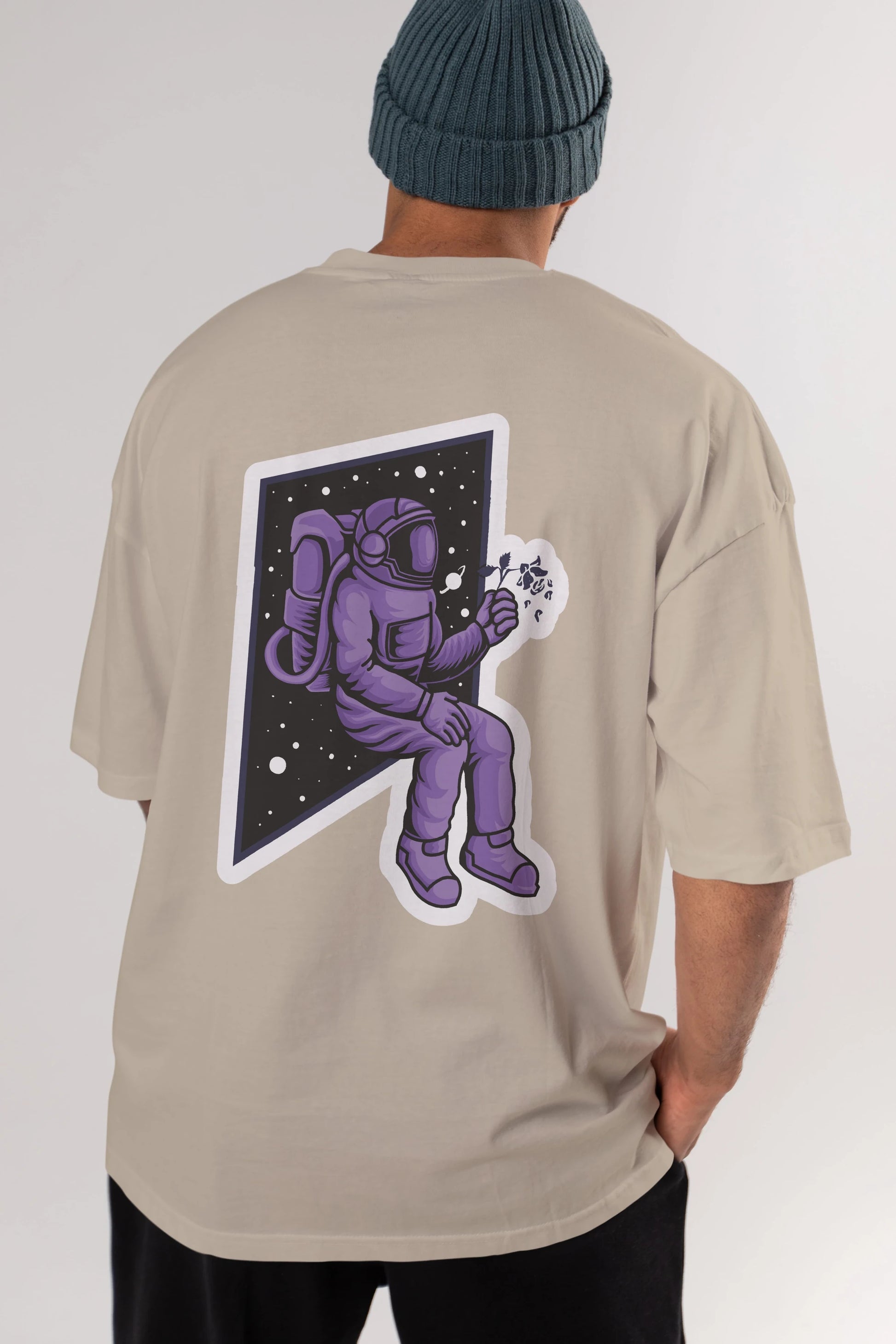 Astronaut holding black rose sticker Arka Baskılı Oversize t-shirt Erkek Kadın Unisex