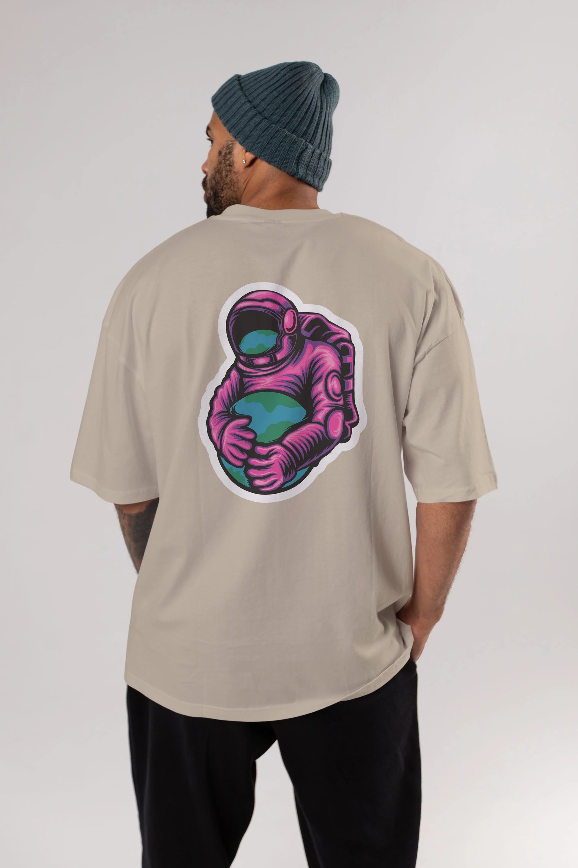 Astronaut Holding Up The Earth Sticker Arka Baskılı Oversize t-shirt Erkek Kadın Unisex