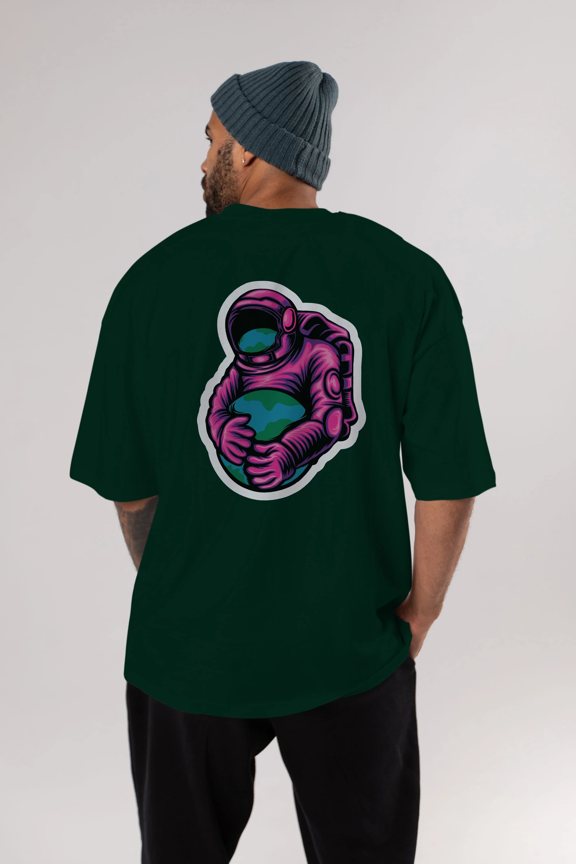 Astronaut Holding Up The Earth Sticker Arka Baskılı Oversize t-shirt Erkek Kadın Unisex