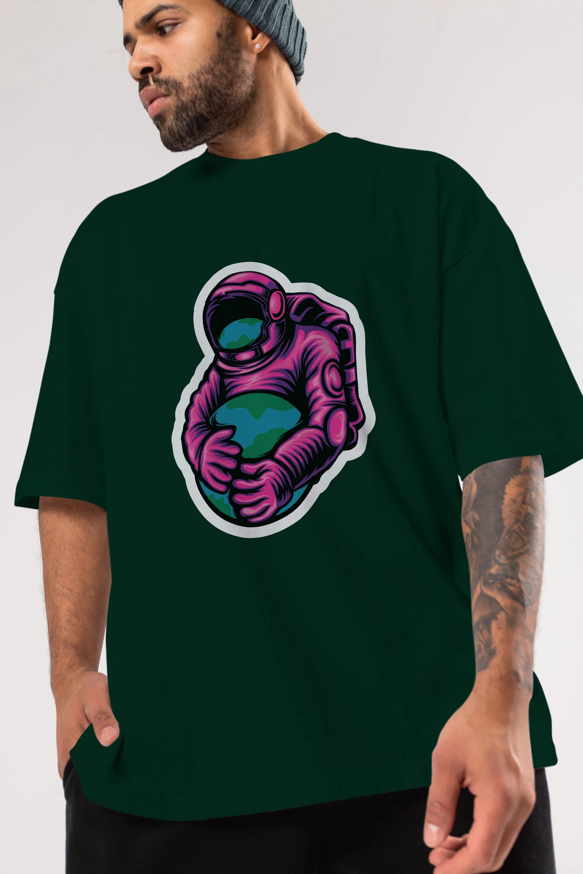 Astronaut Holding Up The Earth Sticker Ön Baskılı Oversize t-shirt Erkek Kadın Unisex